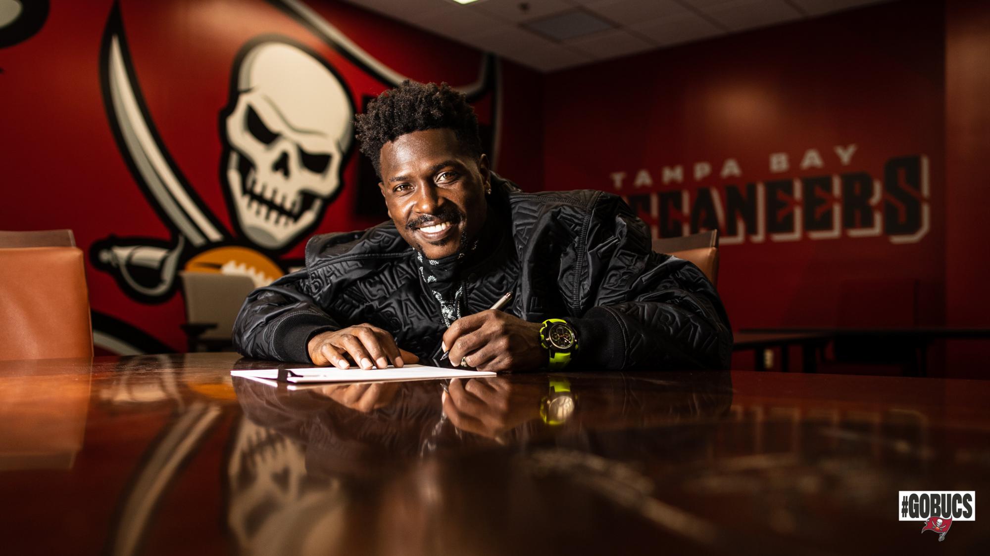 $!Antonio Brown, suspendido tres juegos por violar los protocolos de Covid-19 de la NFL