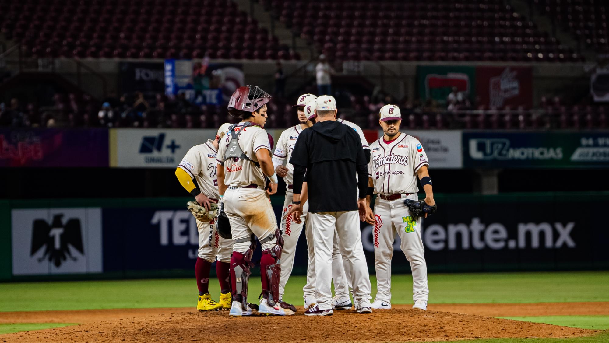 $!César Mendoza da triunfo a Tomateros de Culiacán sobre Sultanes