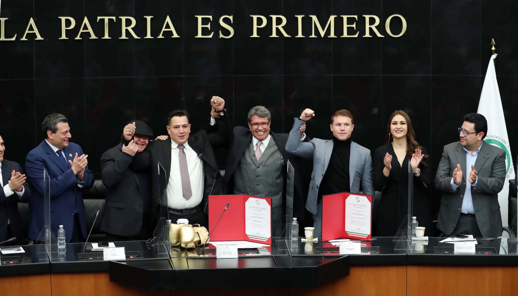 $!Canelo Álvarez causa conmoción en su visita al Senado