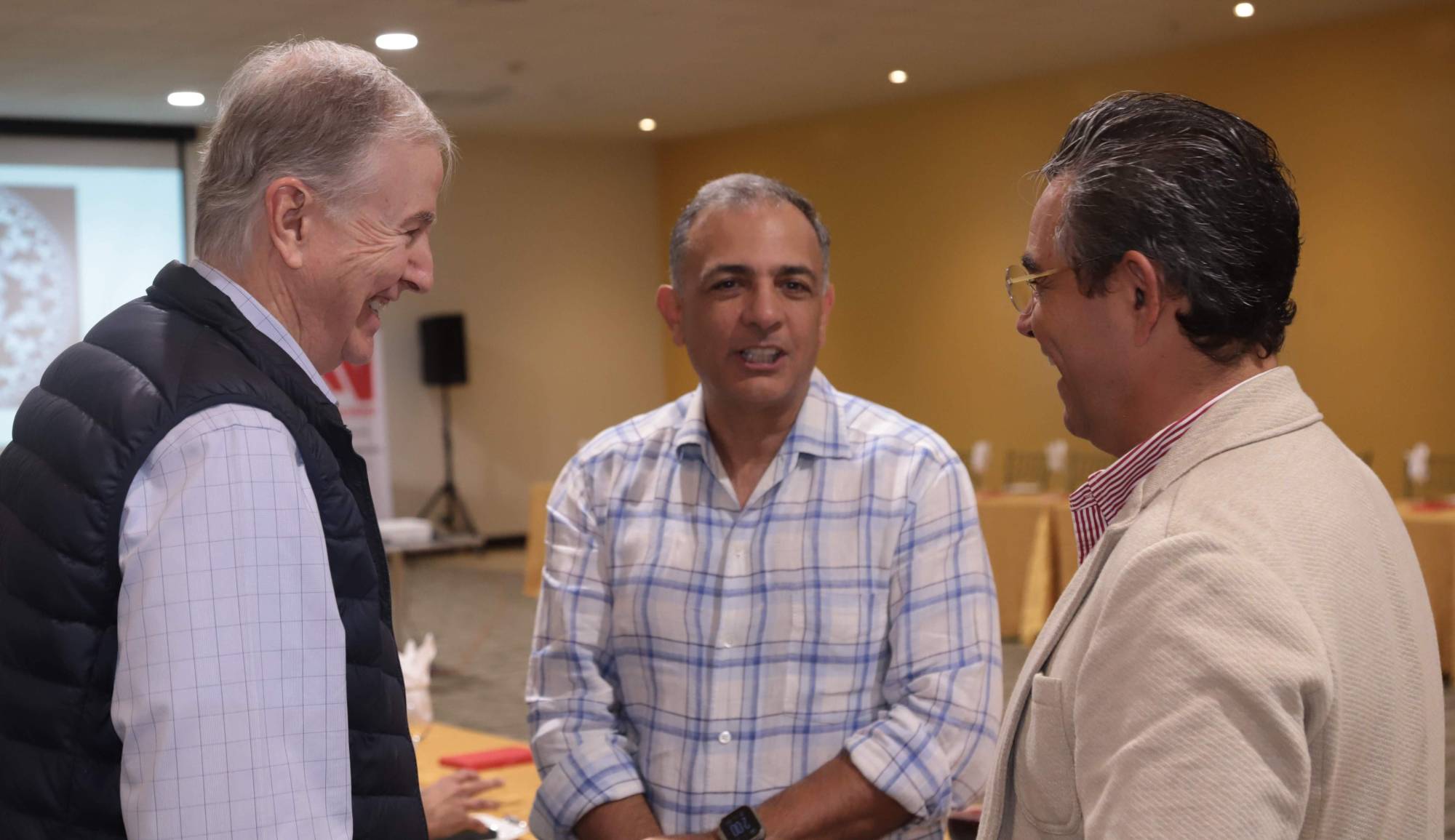 $!Rodolfo Madero en plena charla con Lino Suárez Guzmán y Fernando García Sais.