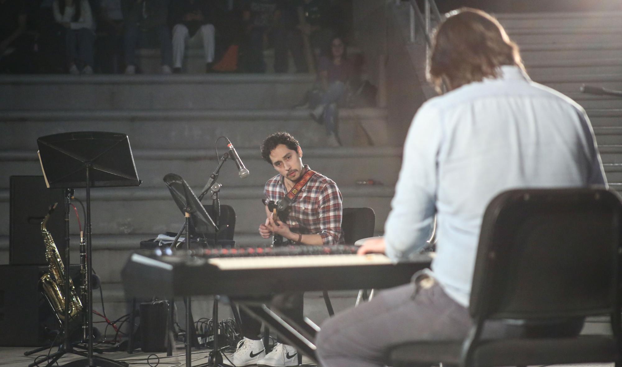 $!Viven noche de jazz y ritmos latinos, en el ágora del Isic