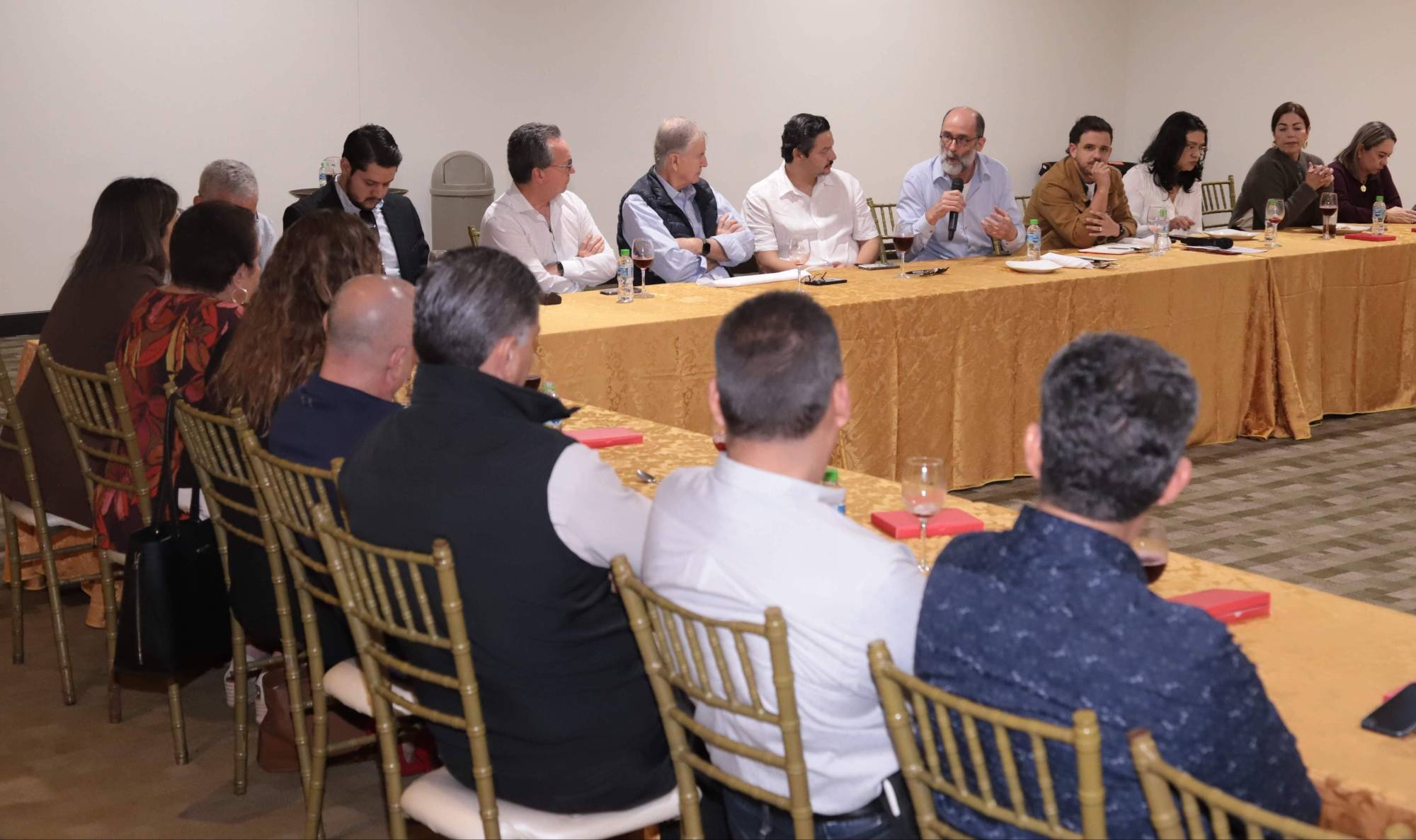 $!Michael Reed-Hurtado durante su charla con los invitados especiales esa tarde.