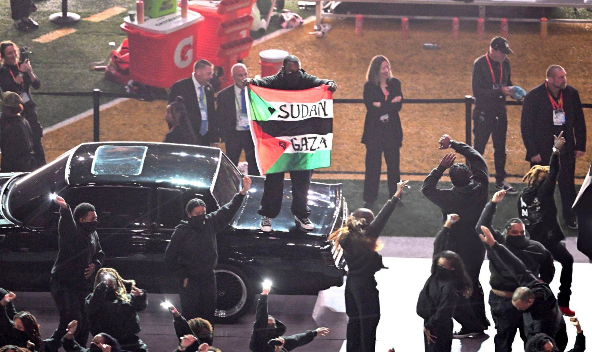 $!La NFL confirma que la persona que ondeó la bandera, sí era parte del elenco.