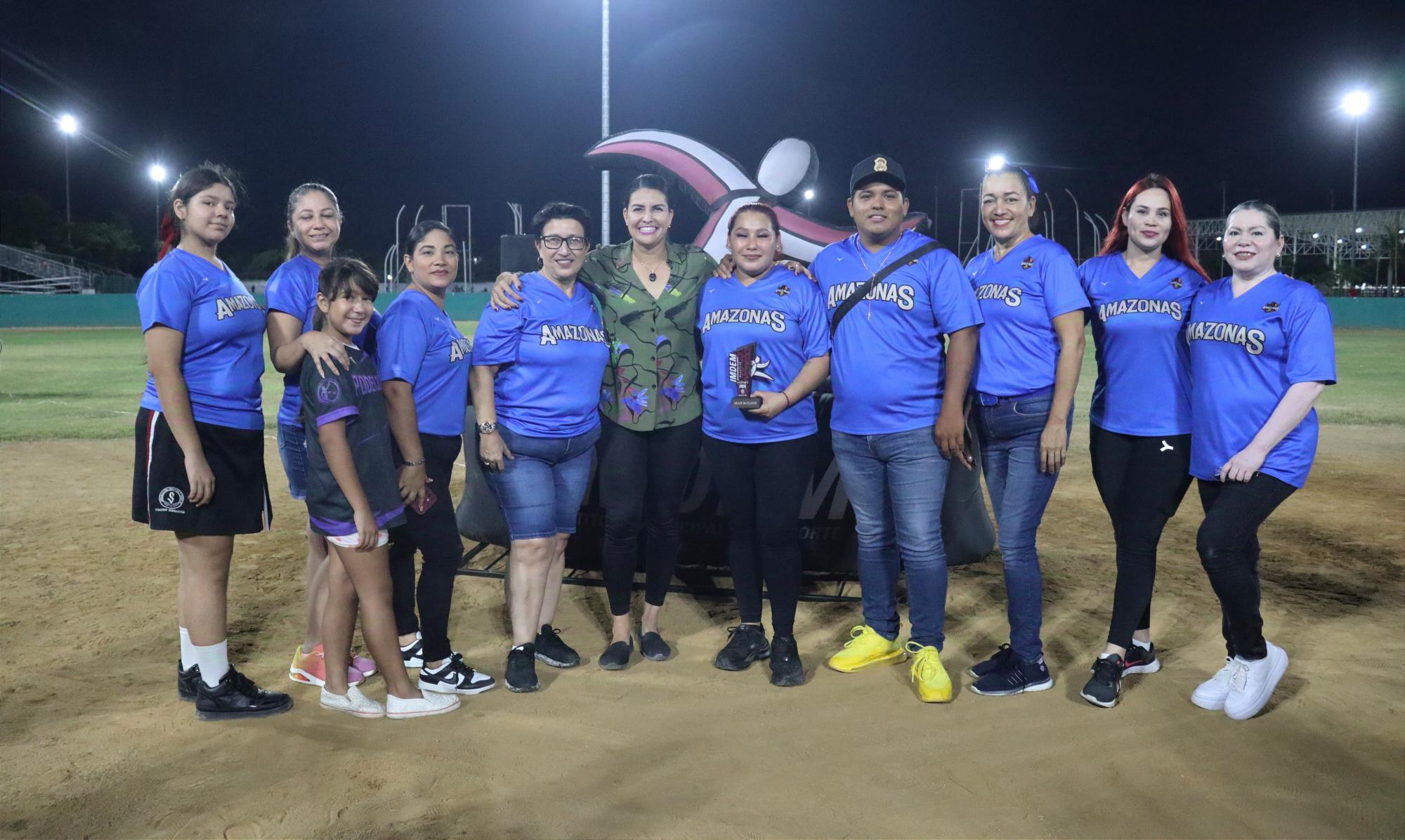 $!Premian a las estrellas de la Liga Municipal de Softbol