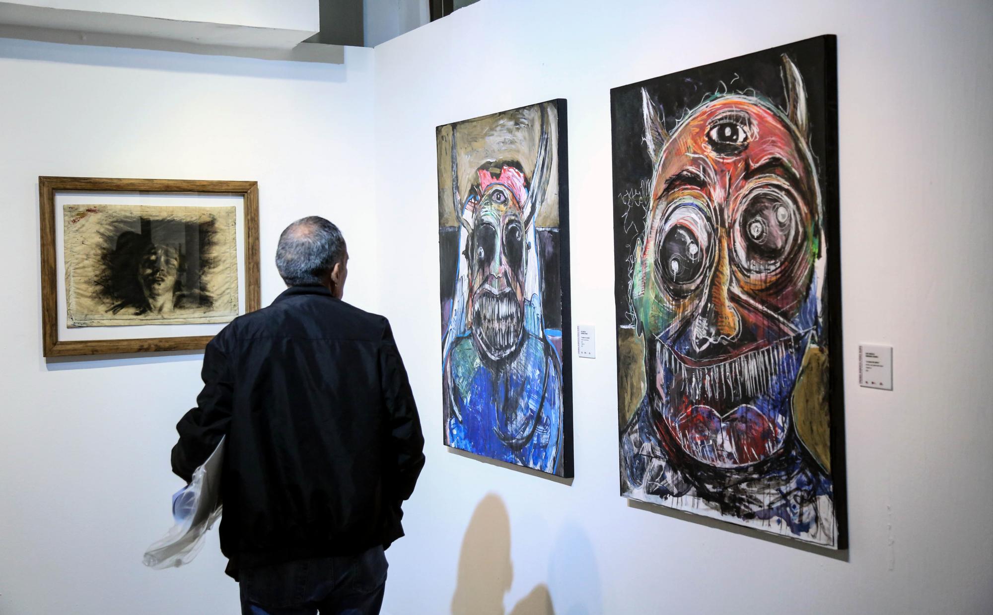 $!El público aprecia la obra de los artistas seleccionados