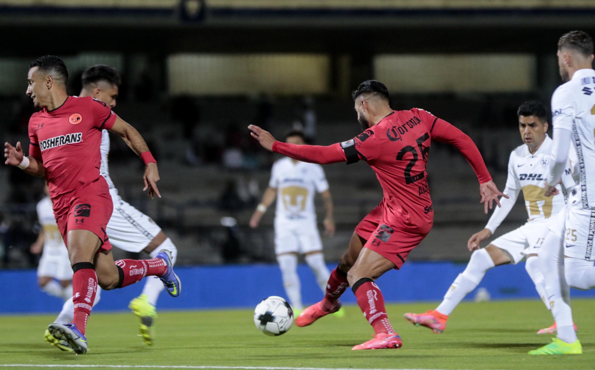 $!Pumas aplastó al Toluca apoyado en su arsenal brasileño