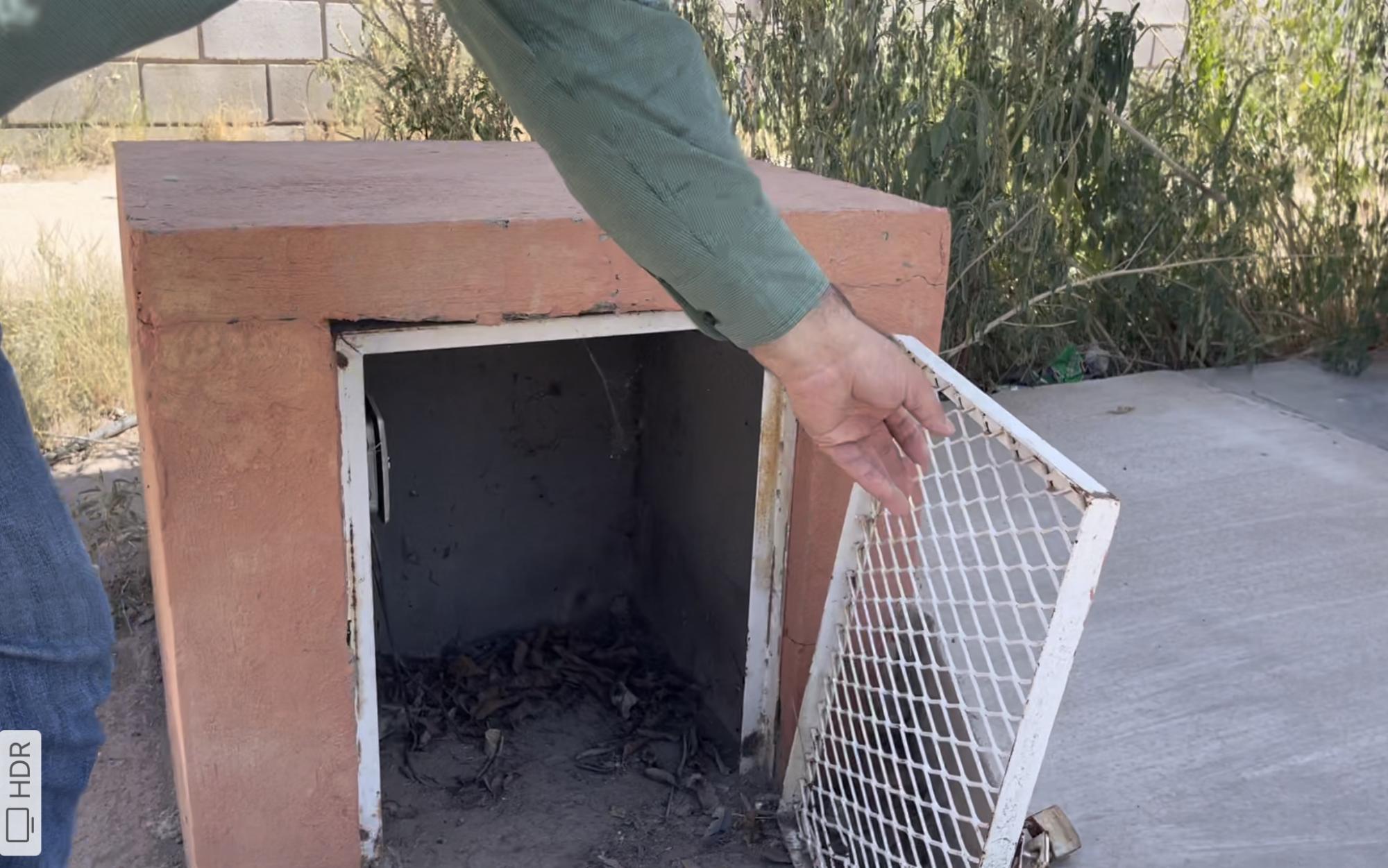 $!En la escuela Lázaro Cárdenas del Río se robaron la bomba de agua que estaba protegida por un candado y un cubo de cemento.