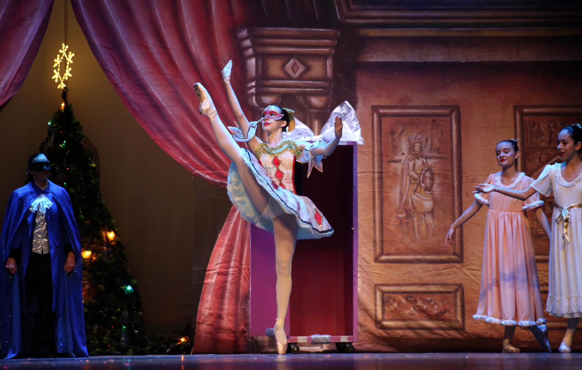 $!Escenas llenas de magia representaron las bailarinas.