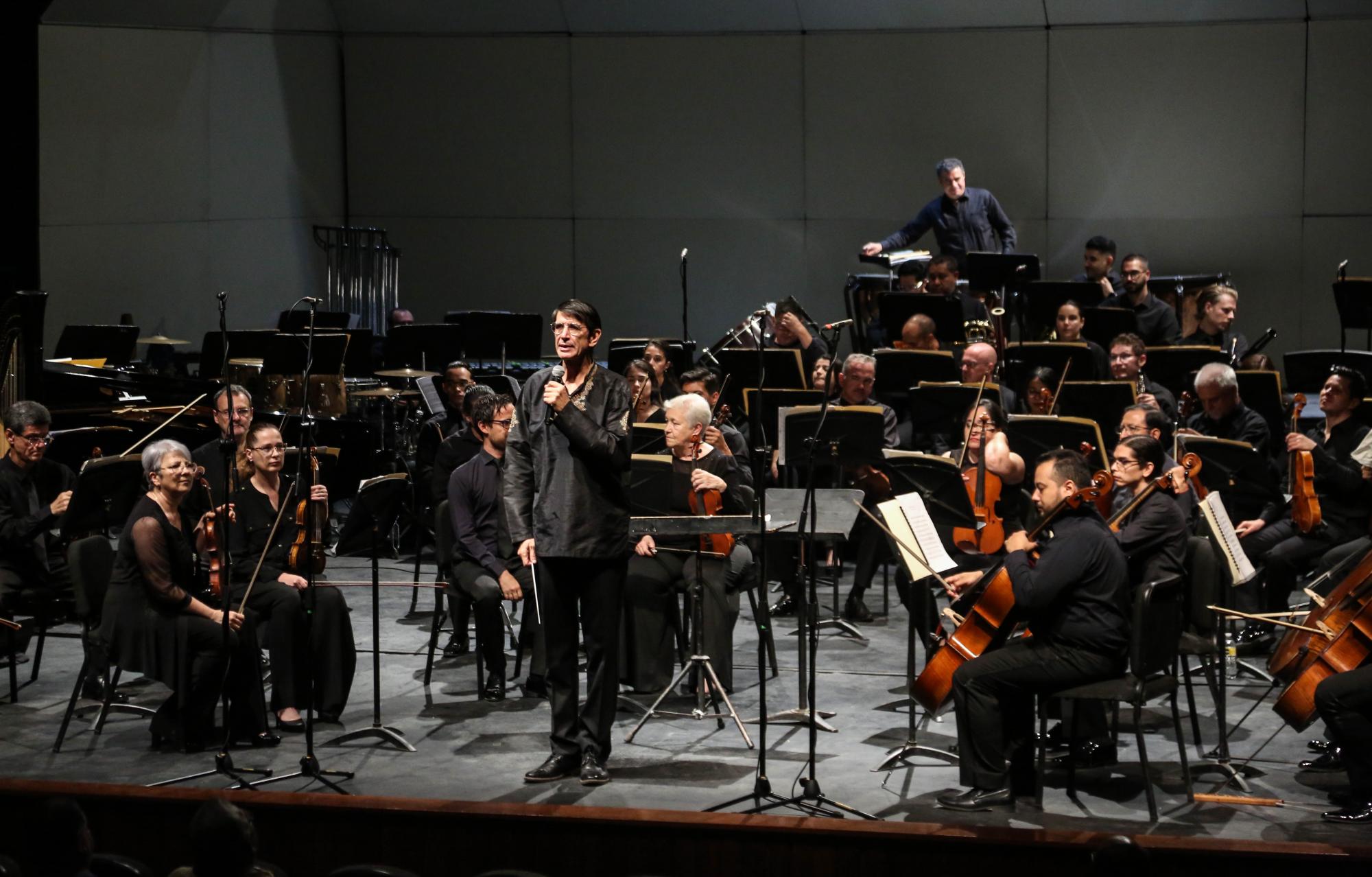 $!El director de la OSSLA explicaba las obras durante el concierto.