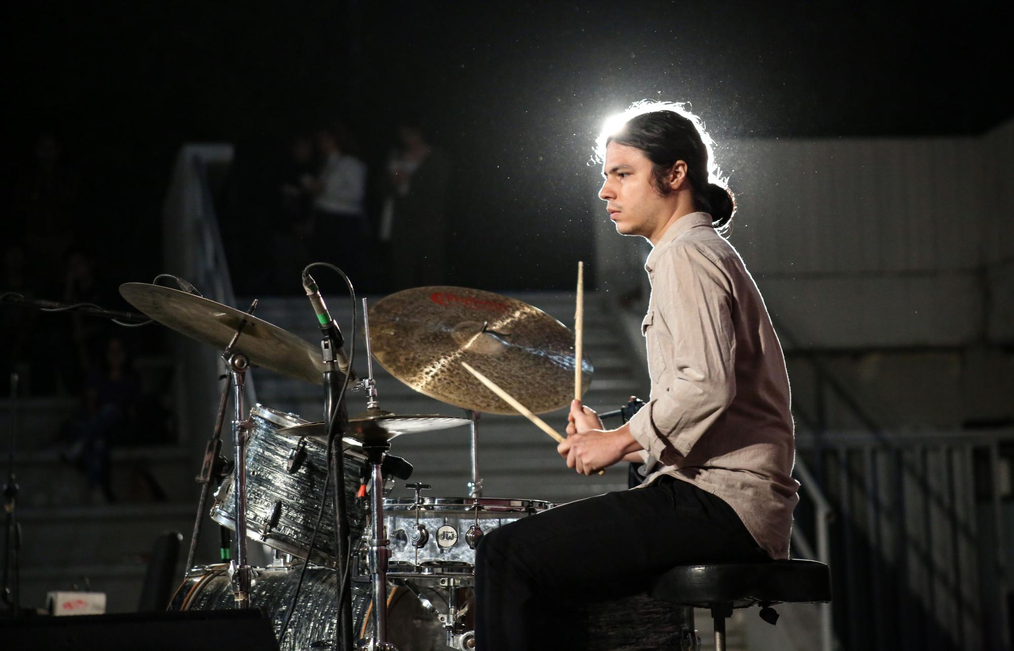 $!Viven noche de jazz y ritmos latinos, en el ágora del Isic