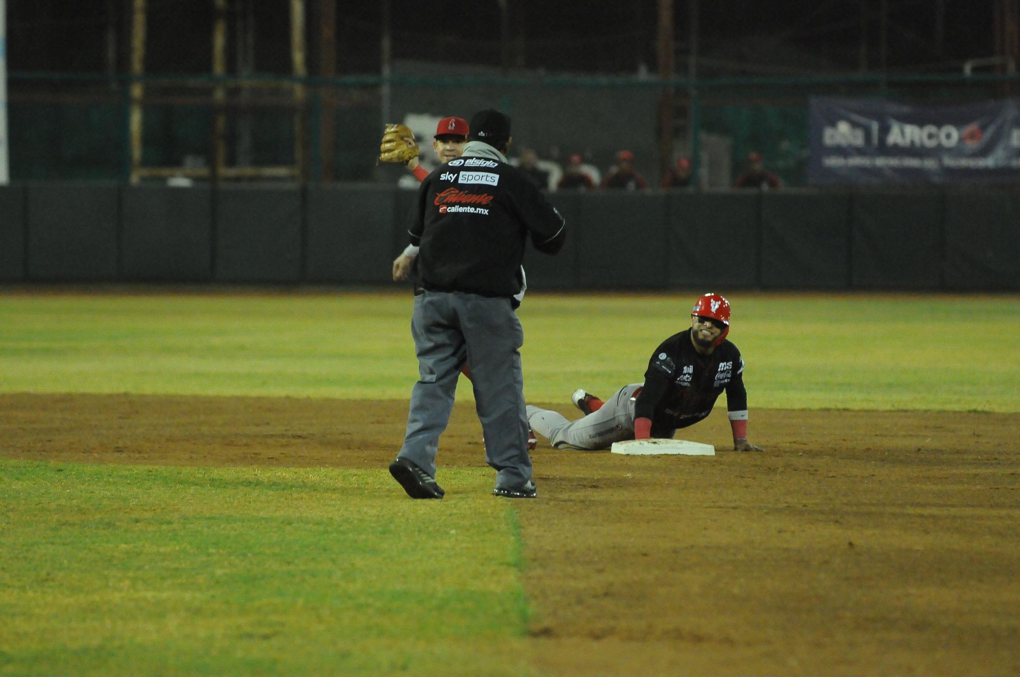 $!Venados se apoya en ‘Cacao’ Valdez para emparejar la serie en Navojoa