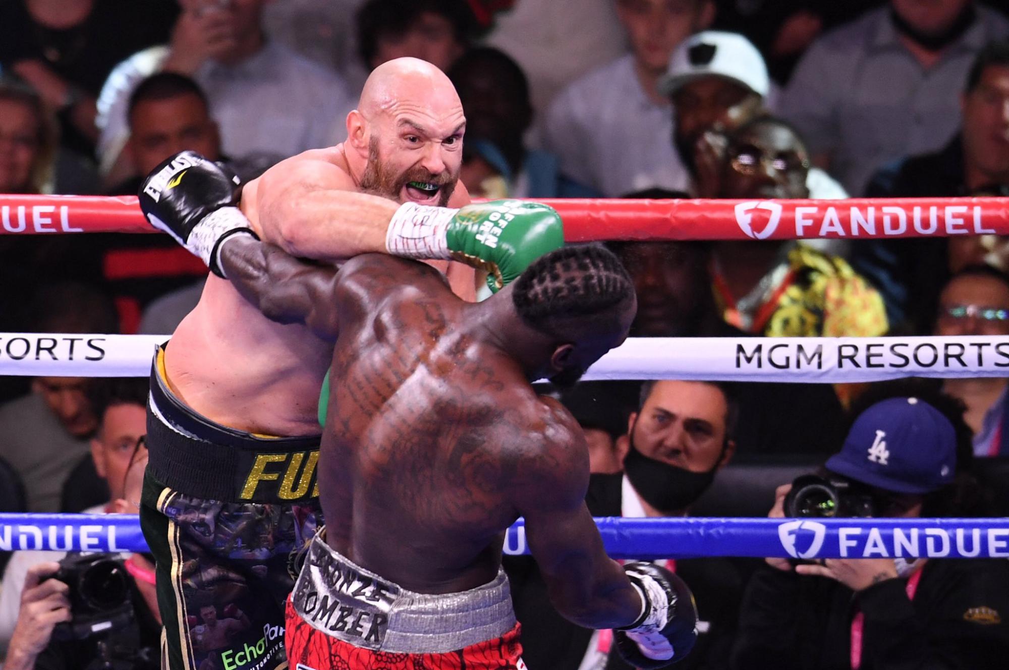 $!Tyson Fury pasa de estar a un golpe del nocaut a ganar ante Deontay Wilder