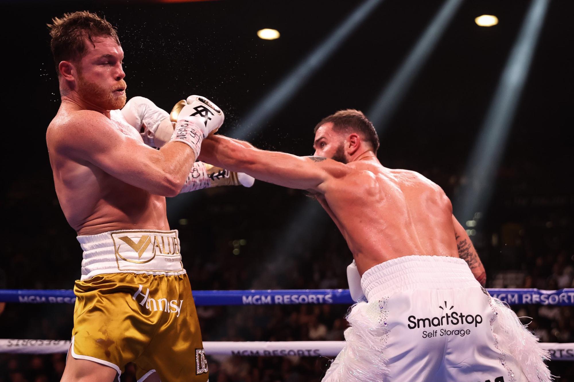 $!Canelo Álvarez noquea en 11 rounds a Caleb Plant y unifica los títulos supermedianos