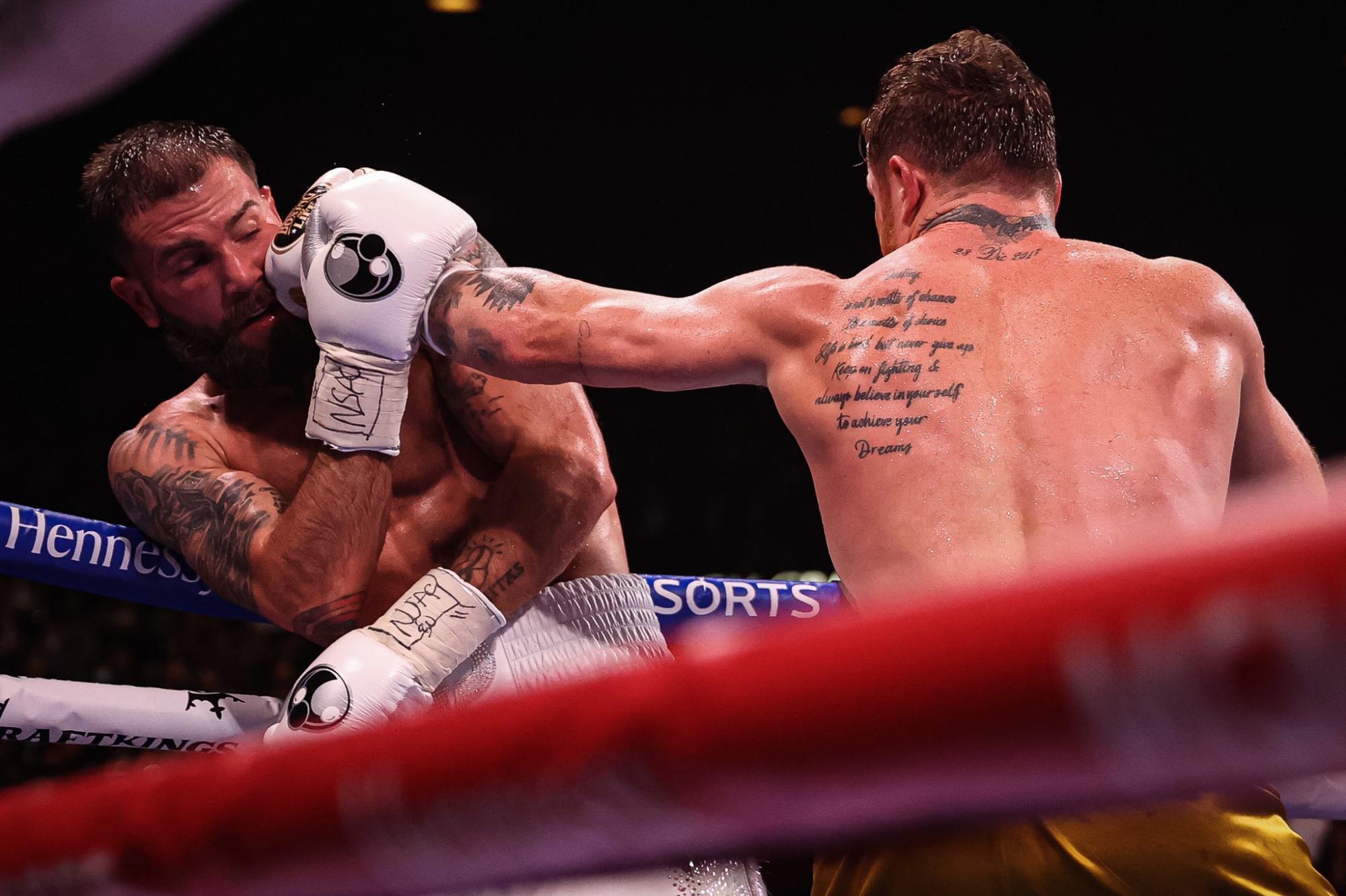 $!Canelo Álvarez noquea en 11 rounds a Caleb Plant y unifica los títulos supermedianos