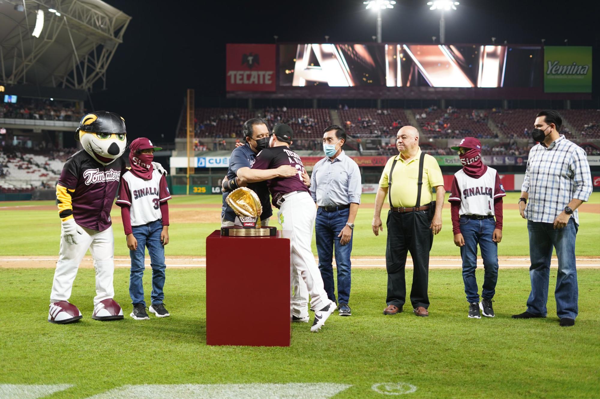 $!Alexis Wilson recibe su Guante de Oro como el mejor receptor de la campaña anterior