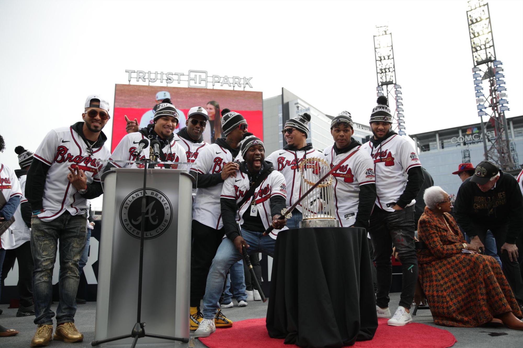 $!Miles abarrotan las calles de Atlanta para festejar a sus Bravos, campeones de la Serie Mundial