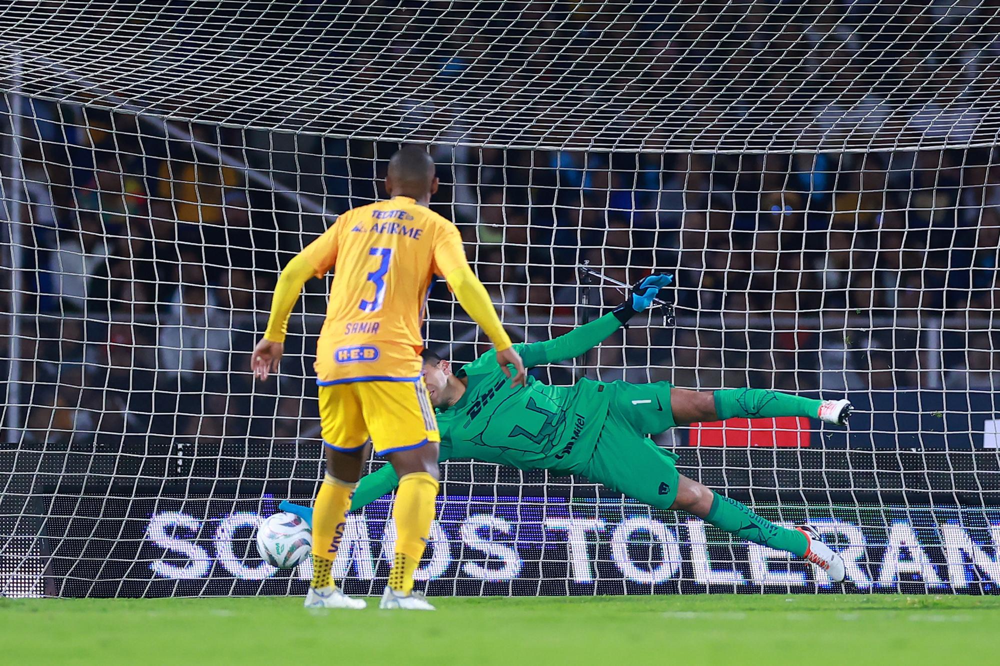$!Sinaloense Jesús Angulo da ventaja a Tigres ante Pumas