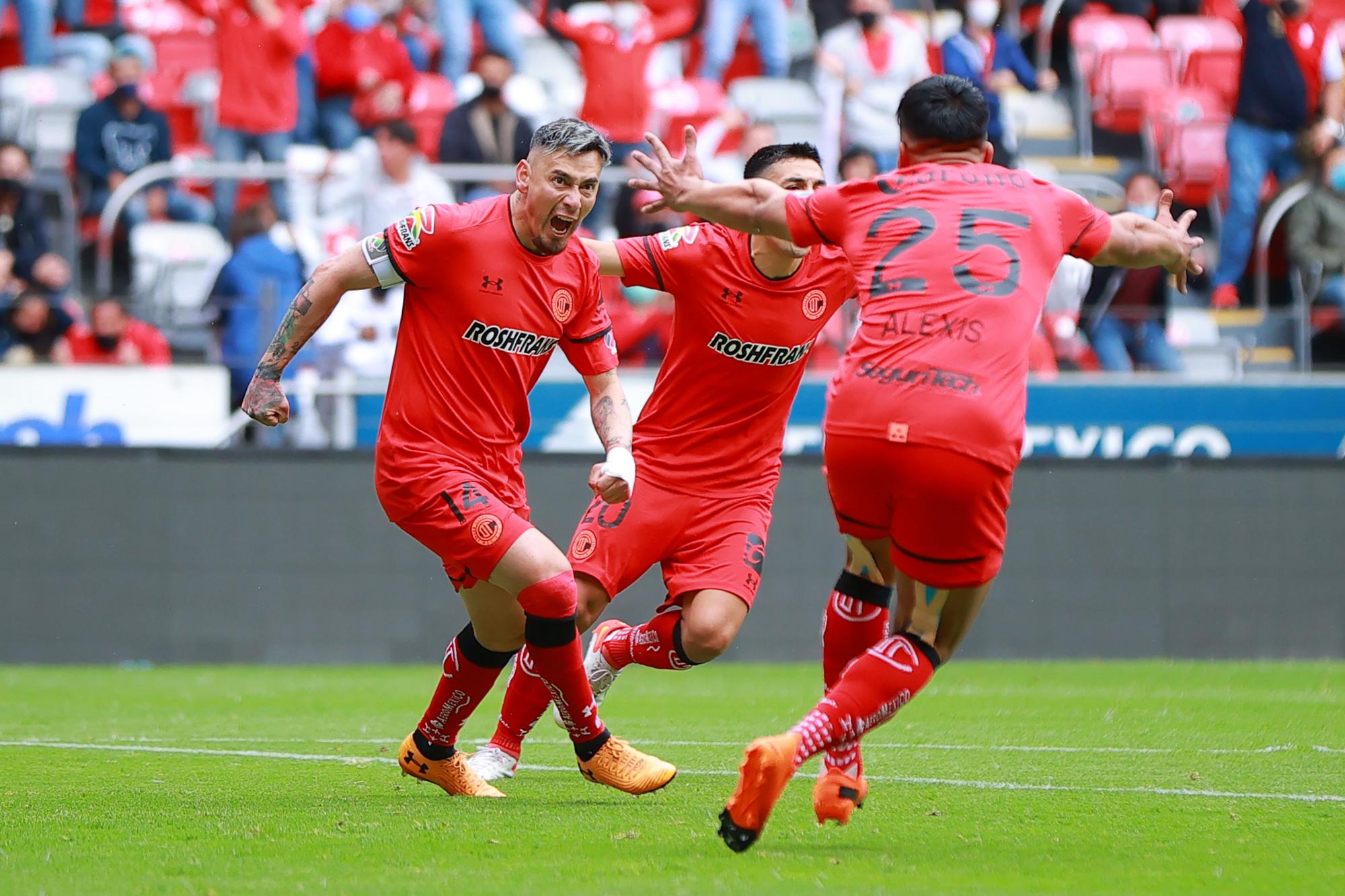 $!Toluca le da la vuelta y derrota a Pumas