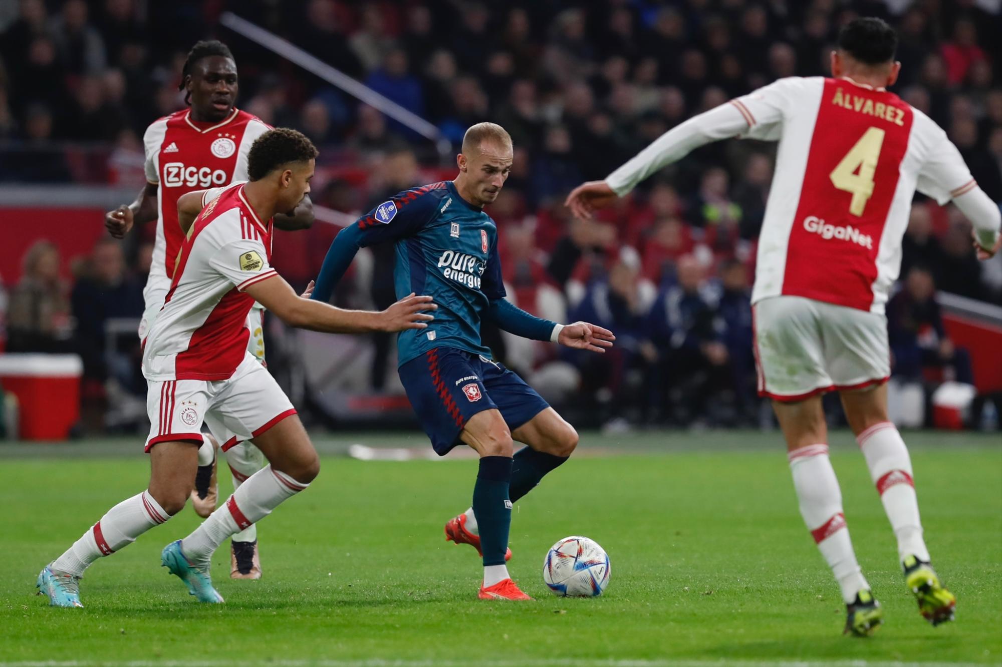 $!Edson Álvarez y Jorge Sánchez, titulares en empate del Ajax
