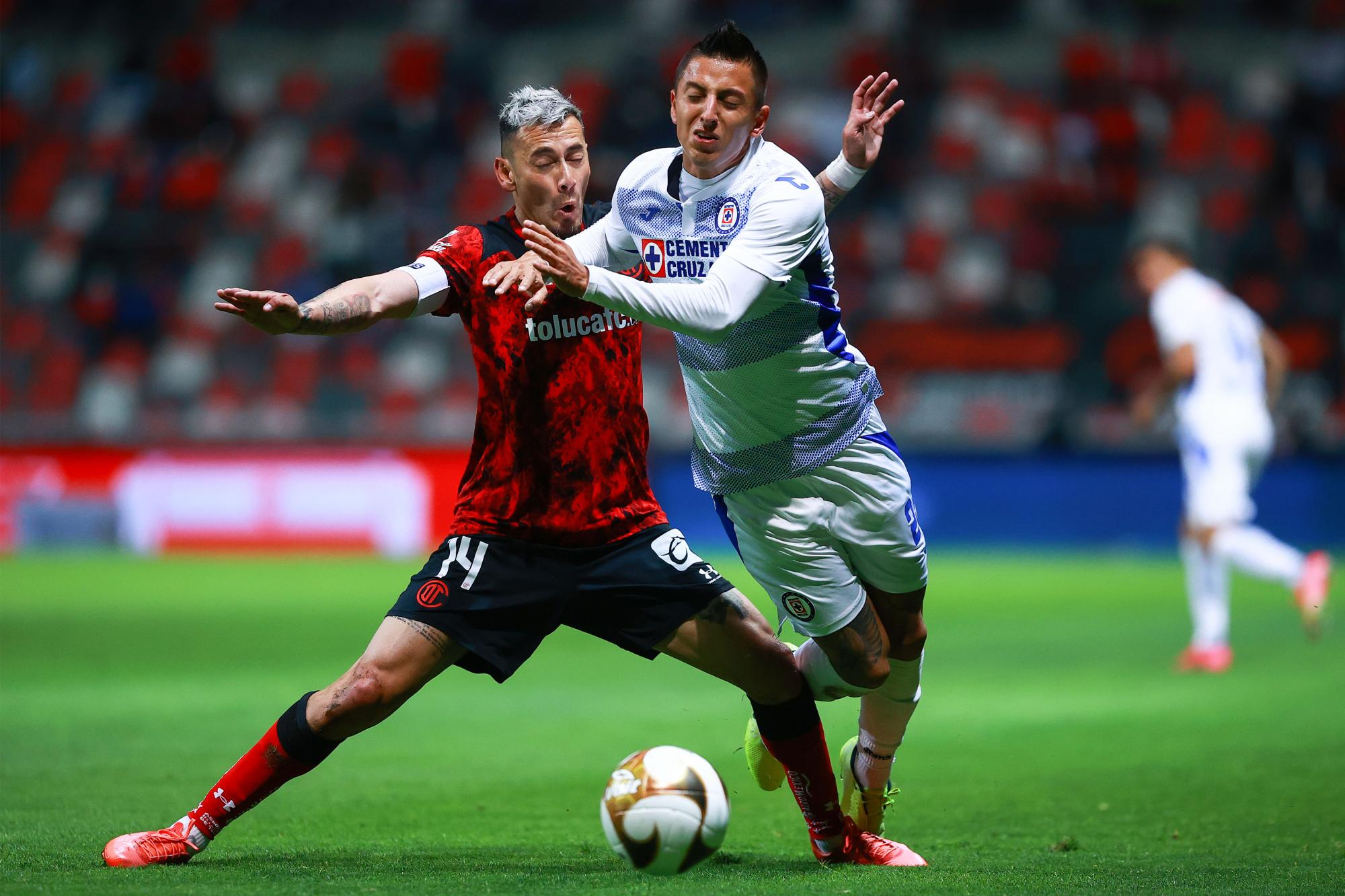 $!Con polémica arbitral, Toluca vence 2-1 al Cruz Azul en arranque de liguilla
