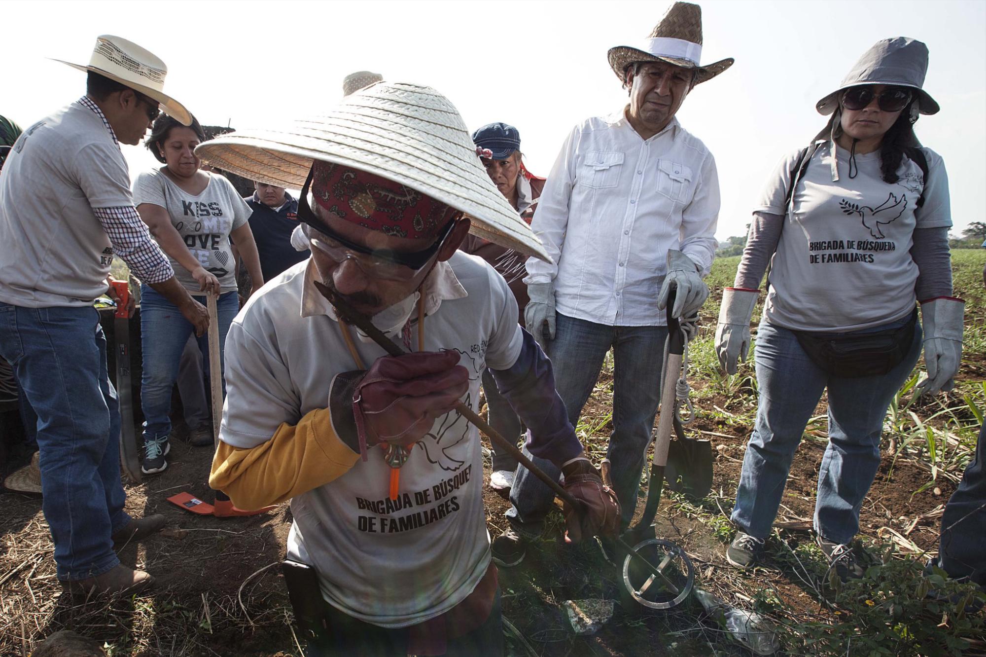 $!La varilla, que puede hundirse a más de un metro de profundidad, permite con su olor detectar si existen restos humanos bajo la tierra. En la imagen, Mario durante una búsqueda en campo.