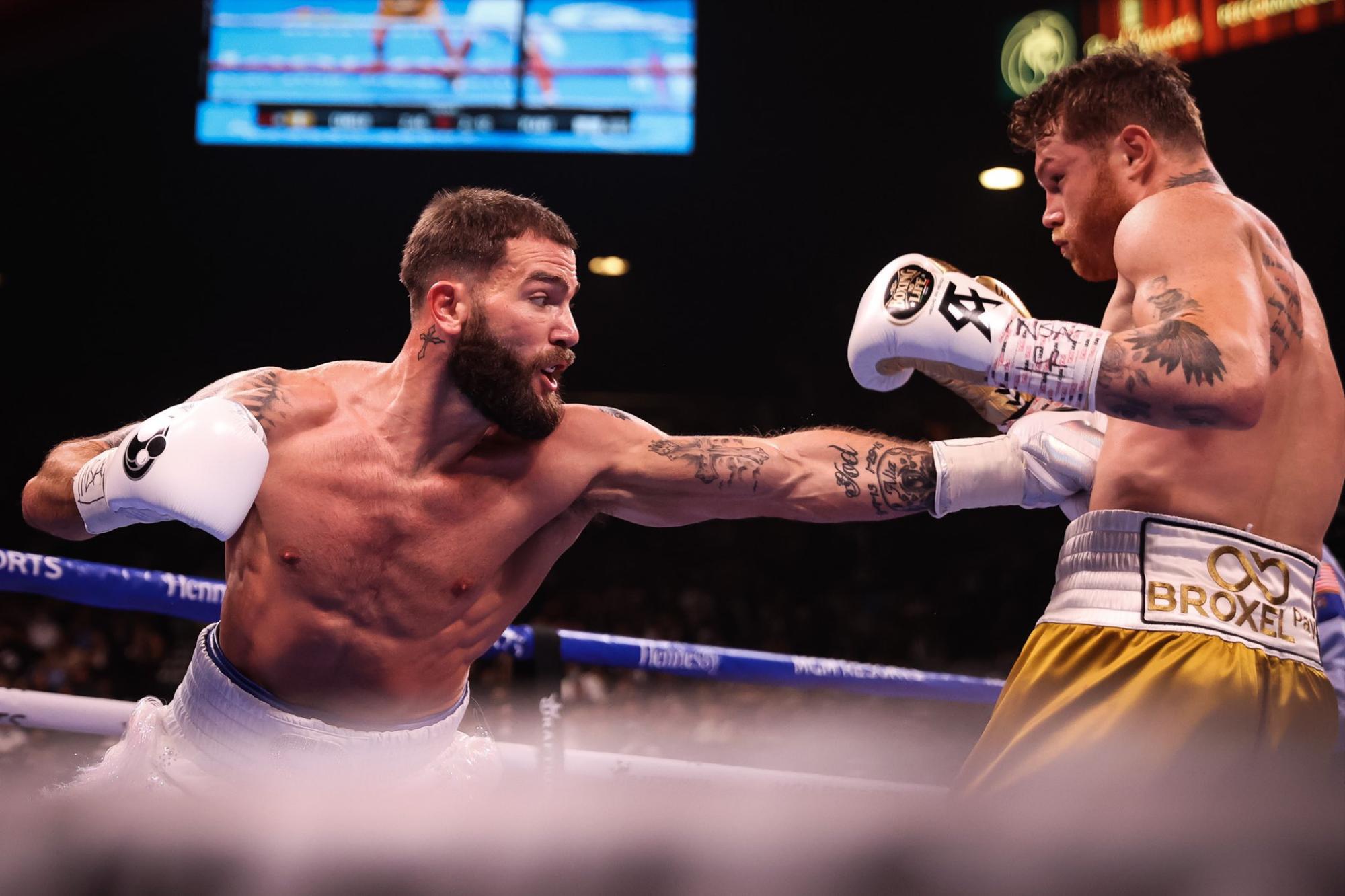 $!Canelo Álvarez noquea en 11 rounds a Caleb Plant y unifica los títulos supermedianos