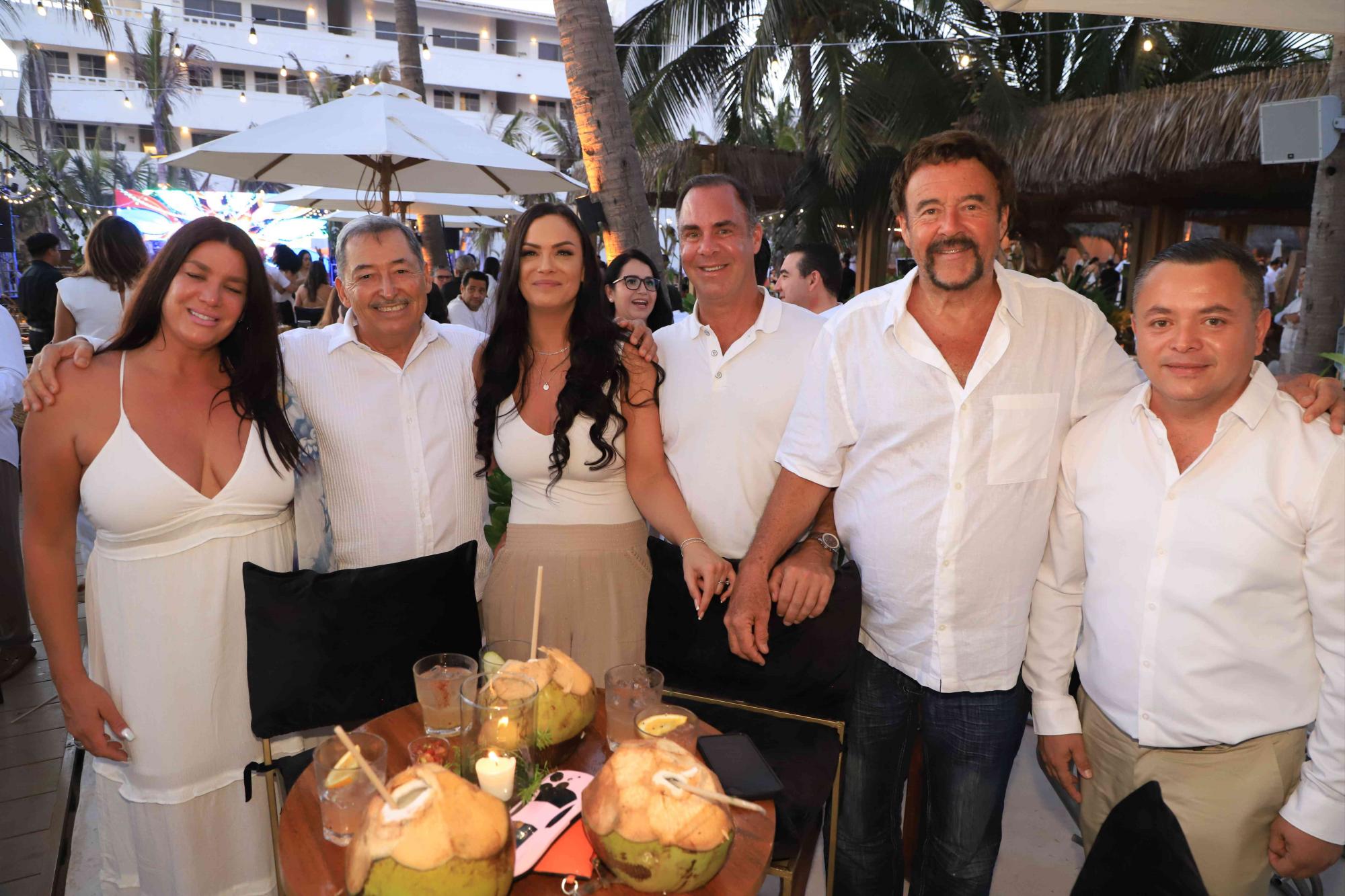 $!José Manuel Jiménez y Leopoldo Hernández entre Cristina, Yessica, Terry y Terry Emmert.