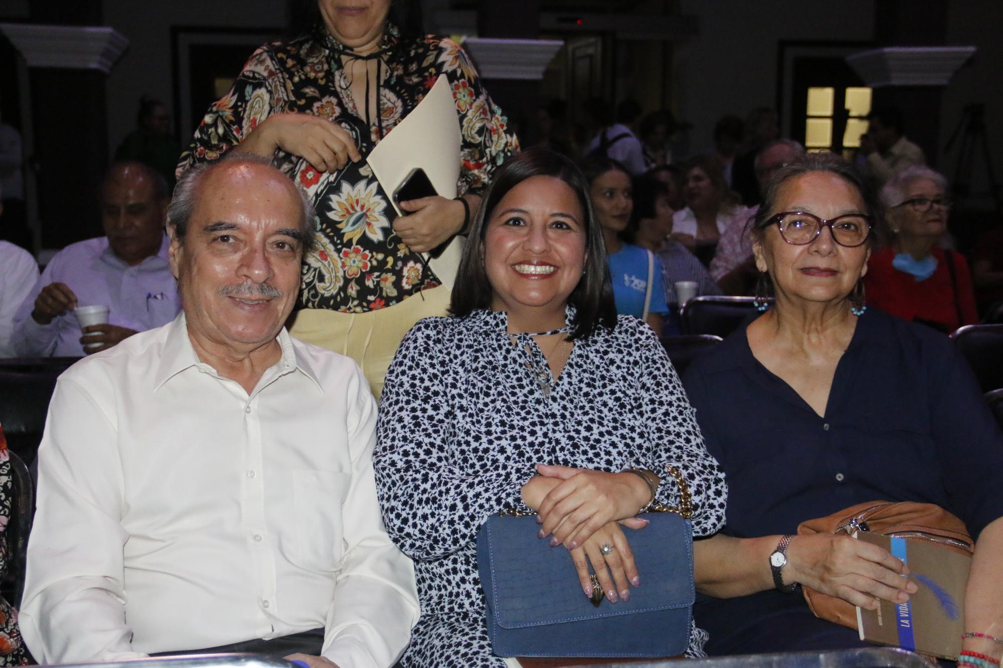 $!Leonel Rodríguez, Marcela Camarena y Adriana Santamaría.