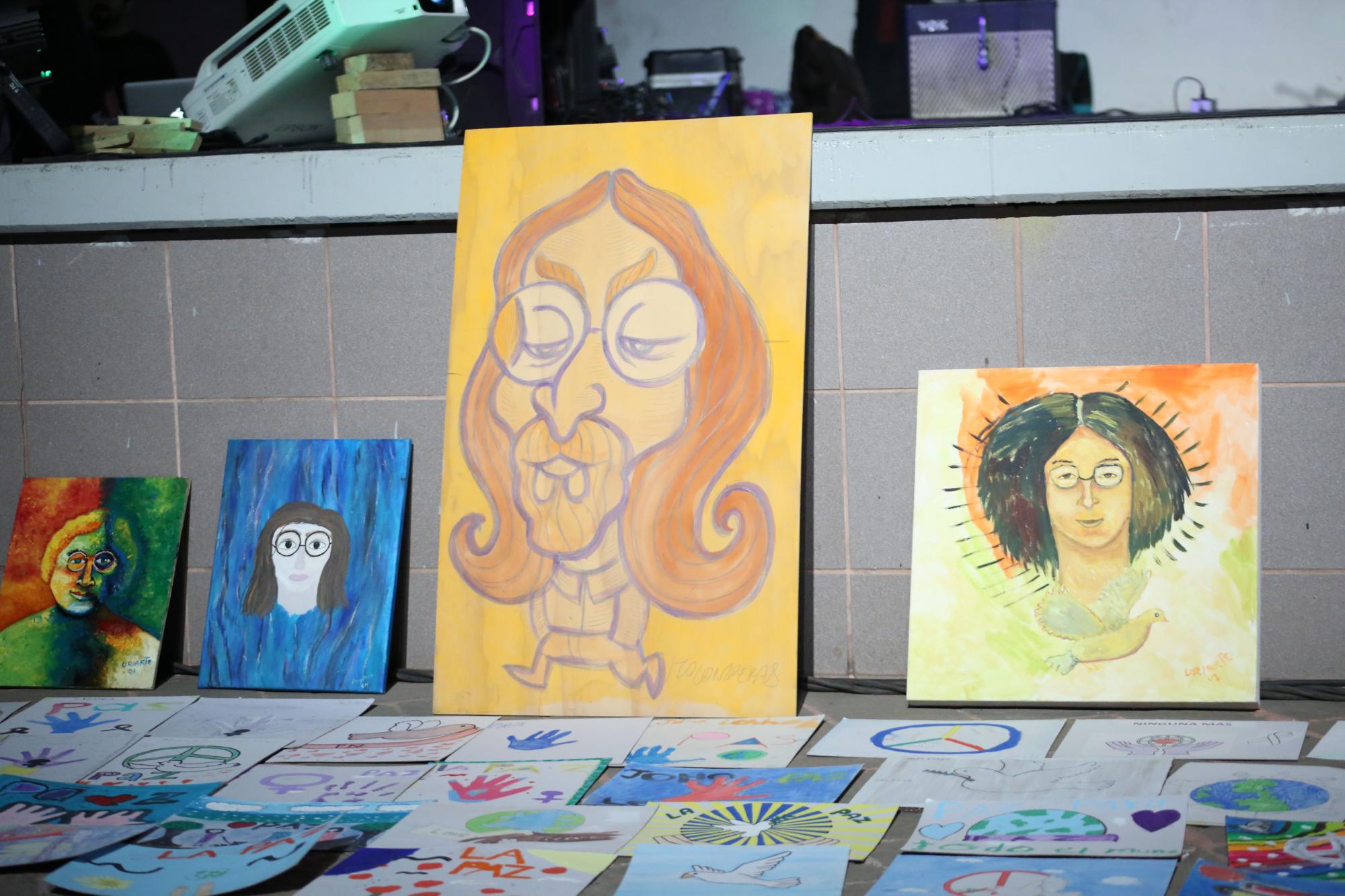 $!Entre pinturas, teatro y música, rinden tributo a John Lennon