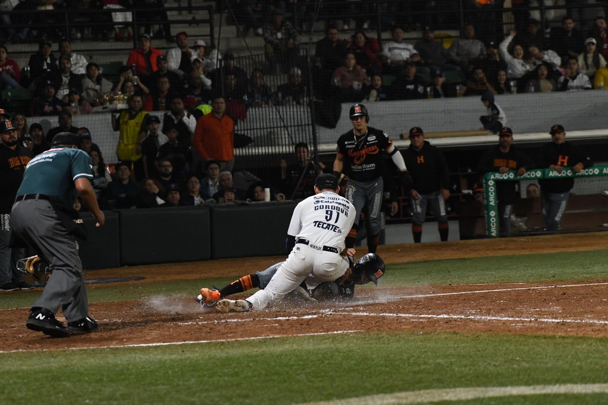 $!Naranjeros retoma ventaja en la semifinal ante Algodoneros
