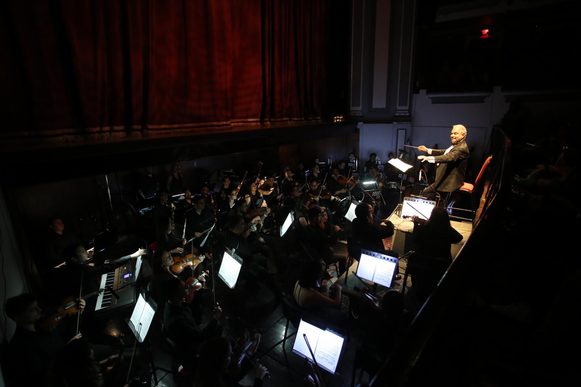 $!La Camerata Mazatlán estuvo bajo la batuta del director huésped, el maestro Enrique Patrón de Rueda.