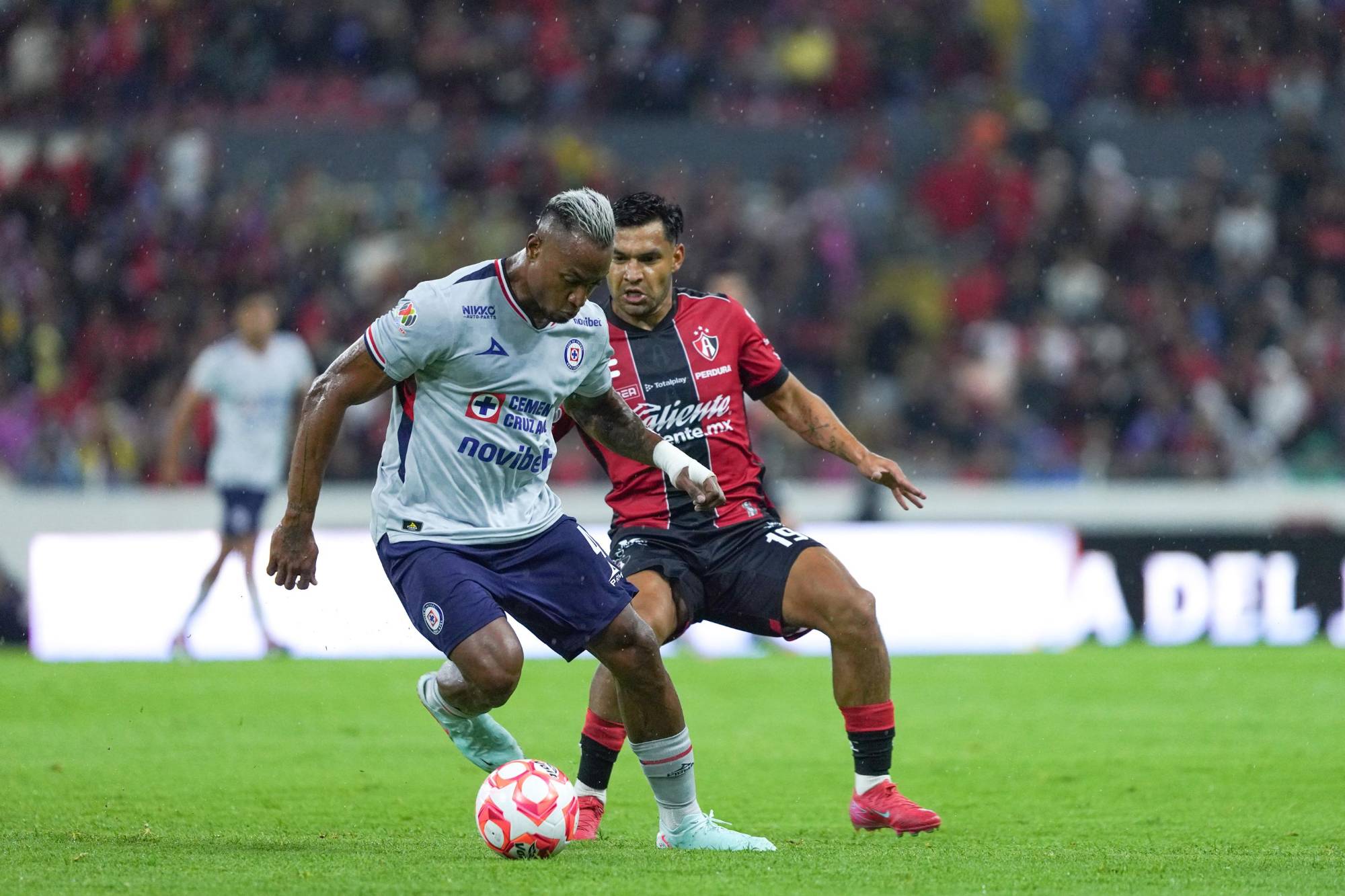 $!Sepúlveda salva a Cruz Azul con triplete en la cancha del Atlas