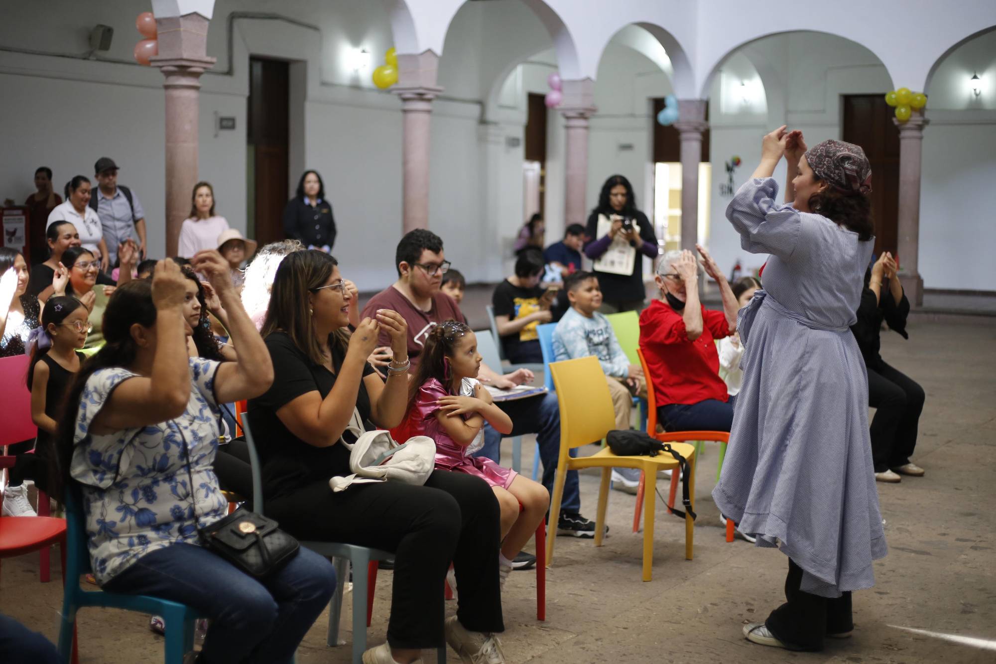 $!La escritora y cuentacuentos Georgina Martínez compartió con las familias la historia de Annia, la venadita que danza.