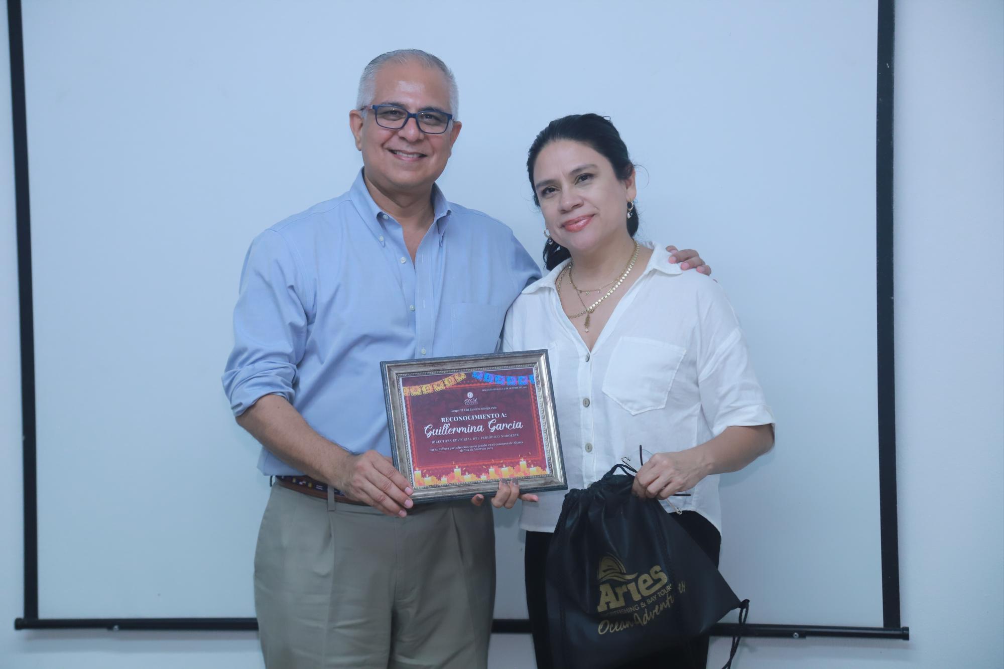 $!Nicolás Santa Cruz entregó reconocimiento a Guillermina García.