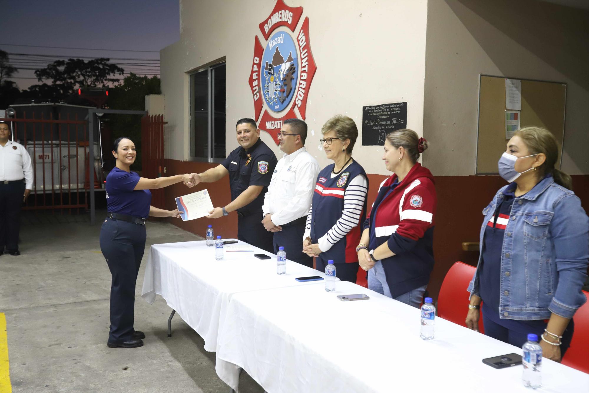 $!Dulce María Cuadras con su reconocimiento.