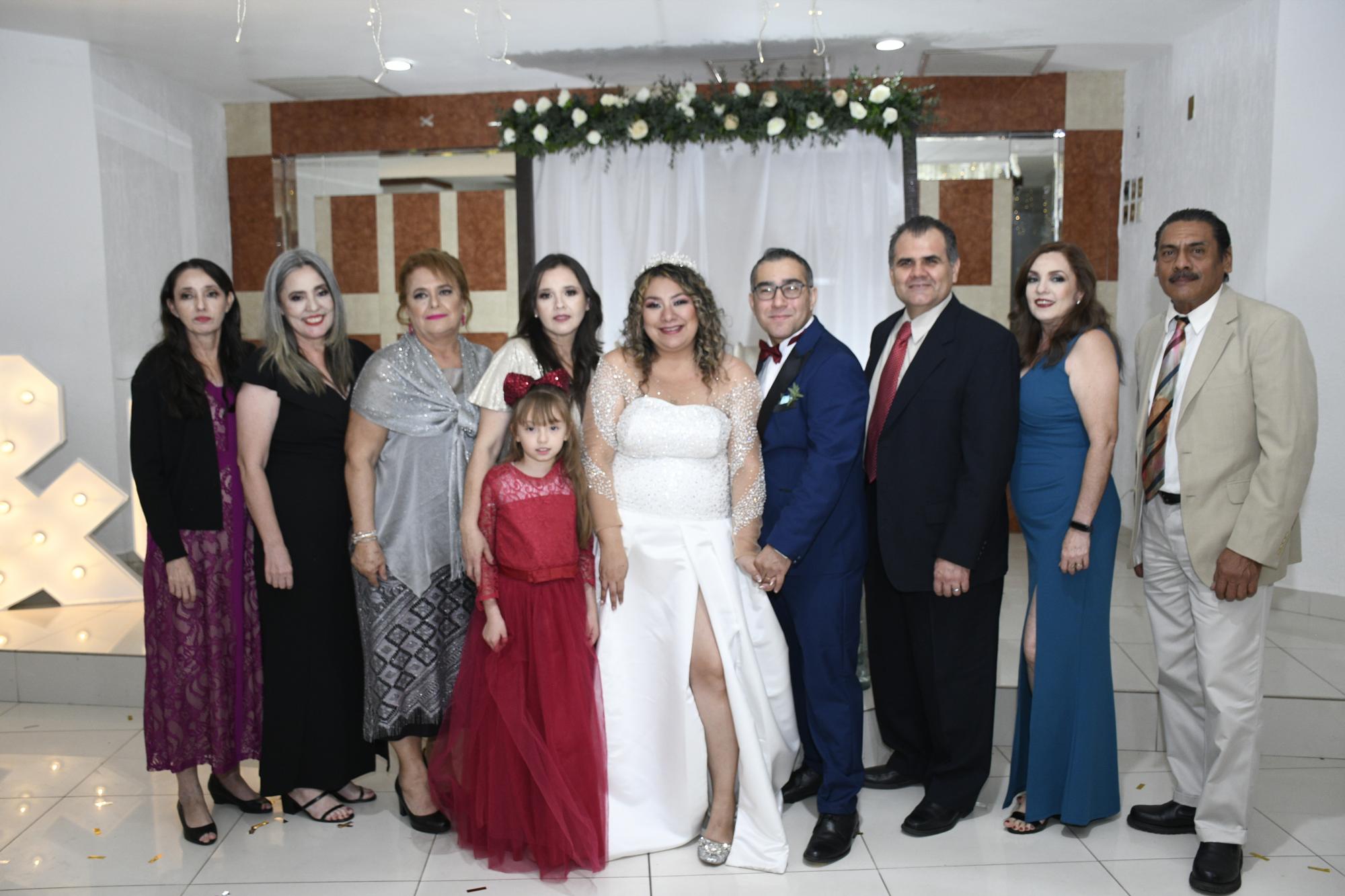$!María Alicia Ortiz, Crisanta Ortiz, Martha Félix, Ade Gaxiola, la pequeña Angélica Gaxiola, los novios, Luis Gaxiola, Mercedes Ortiz y Francisco Ponce de León.