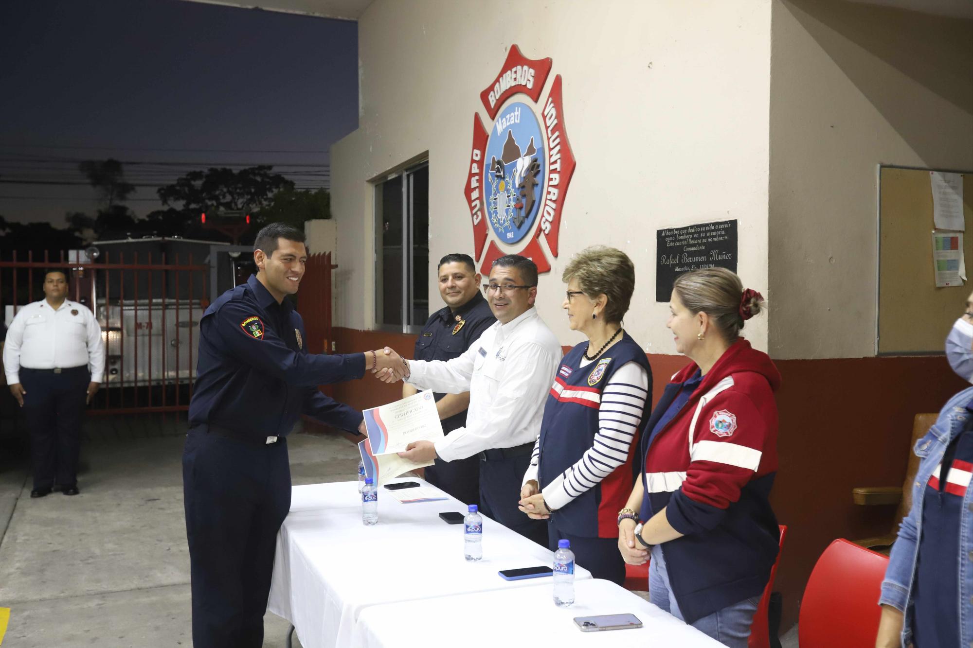 $!Sergio Ríos con su certificado de grado de Bombero.