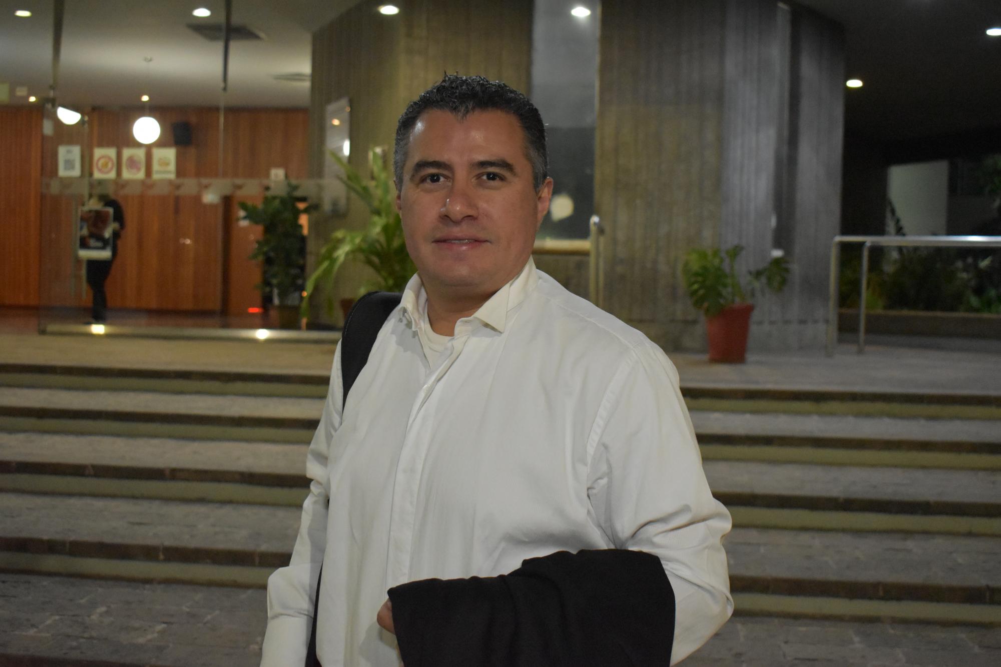 $!El percusionista de la OSSLA Fernando Correa, previo al concierto.
