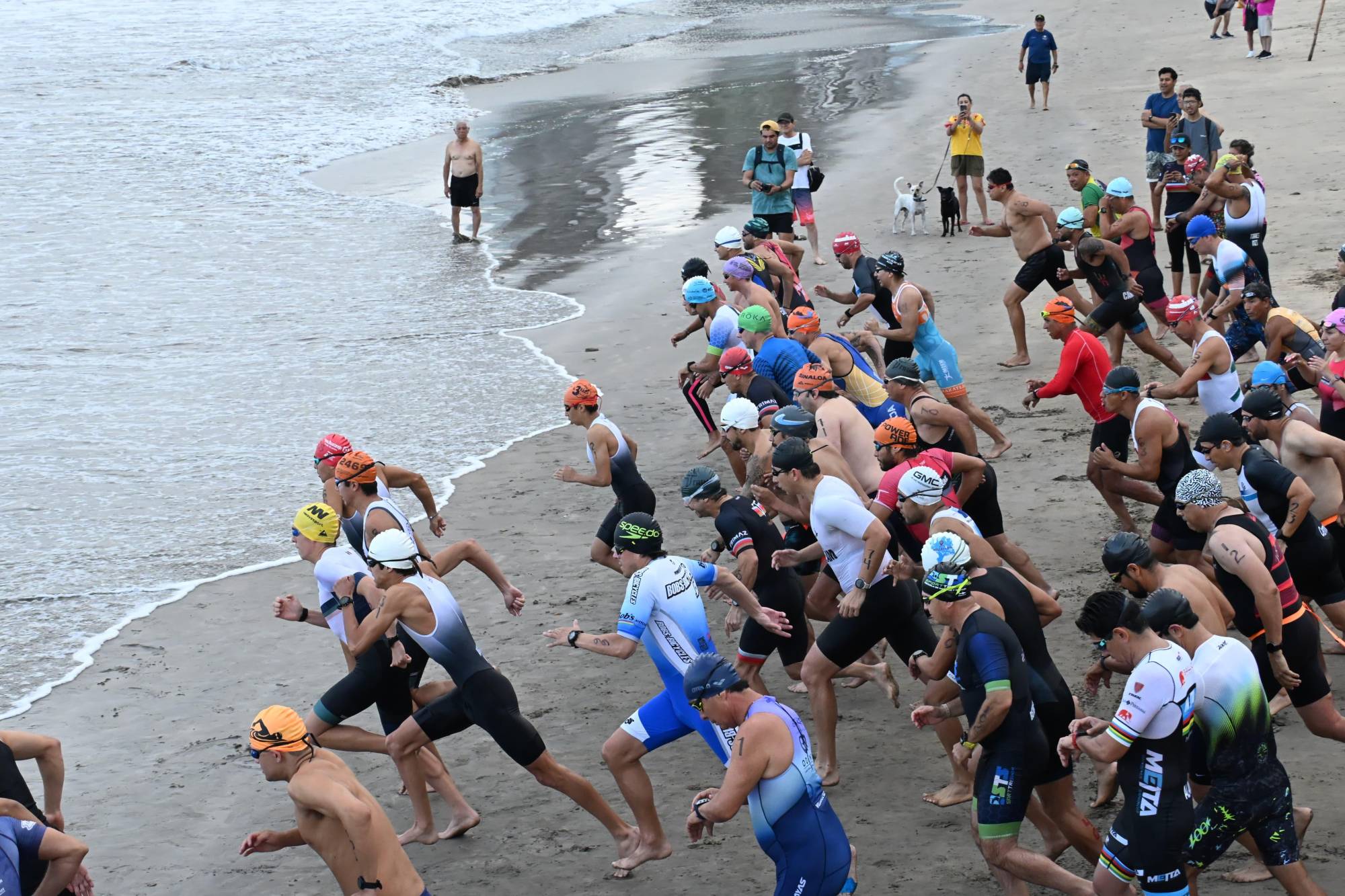 $!José Luis Zazueta y Antonella Guzmán triunfan en el Triatlón Trimaz 2025