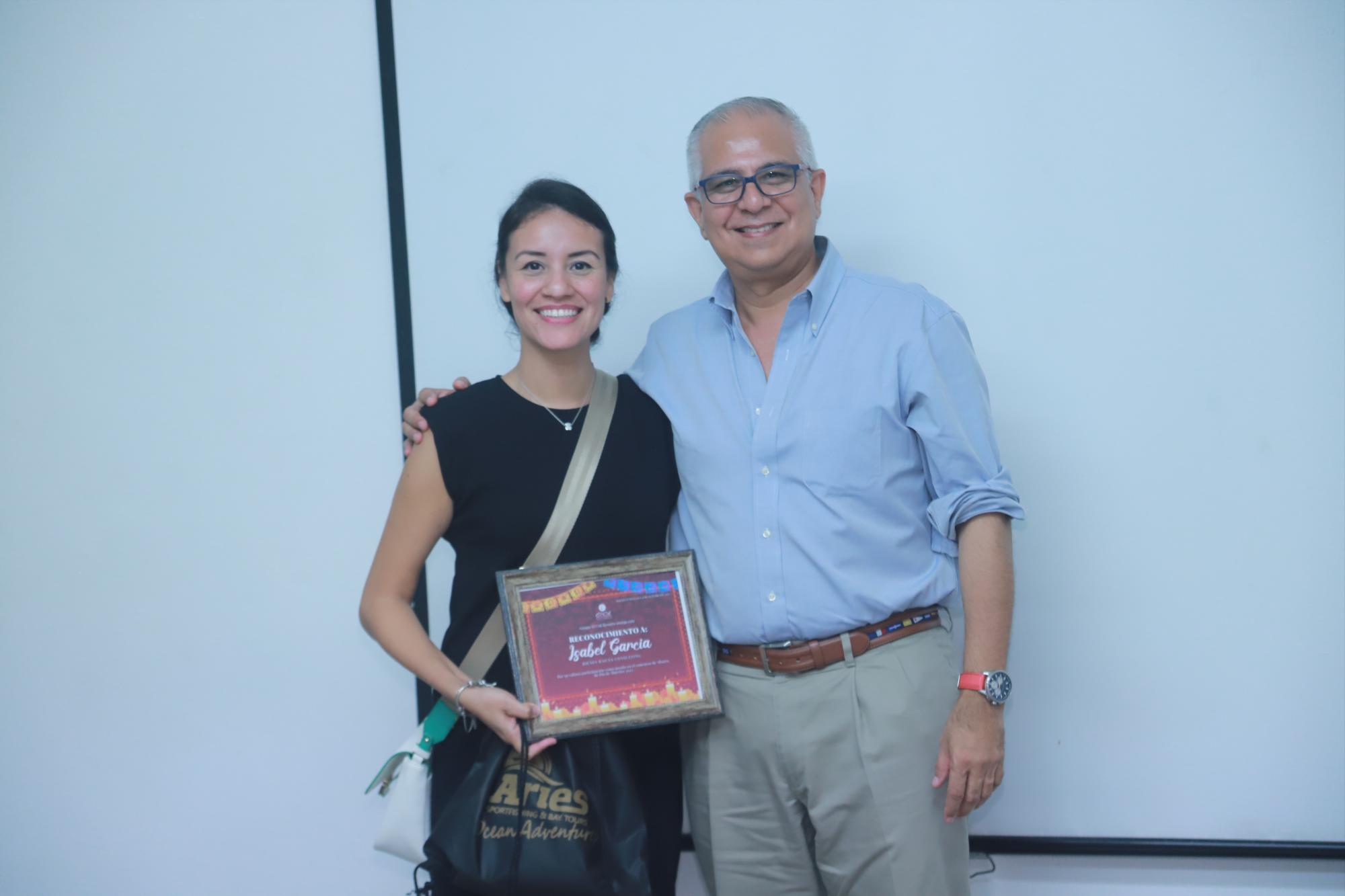 $!Isabel García recibe reconocimiento de manos de Nicolás Santa Cruz.
