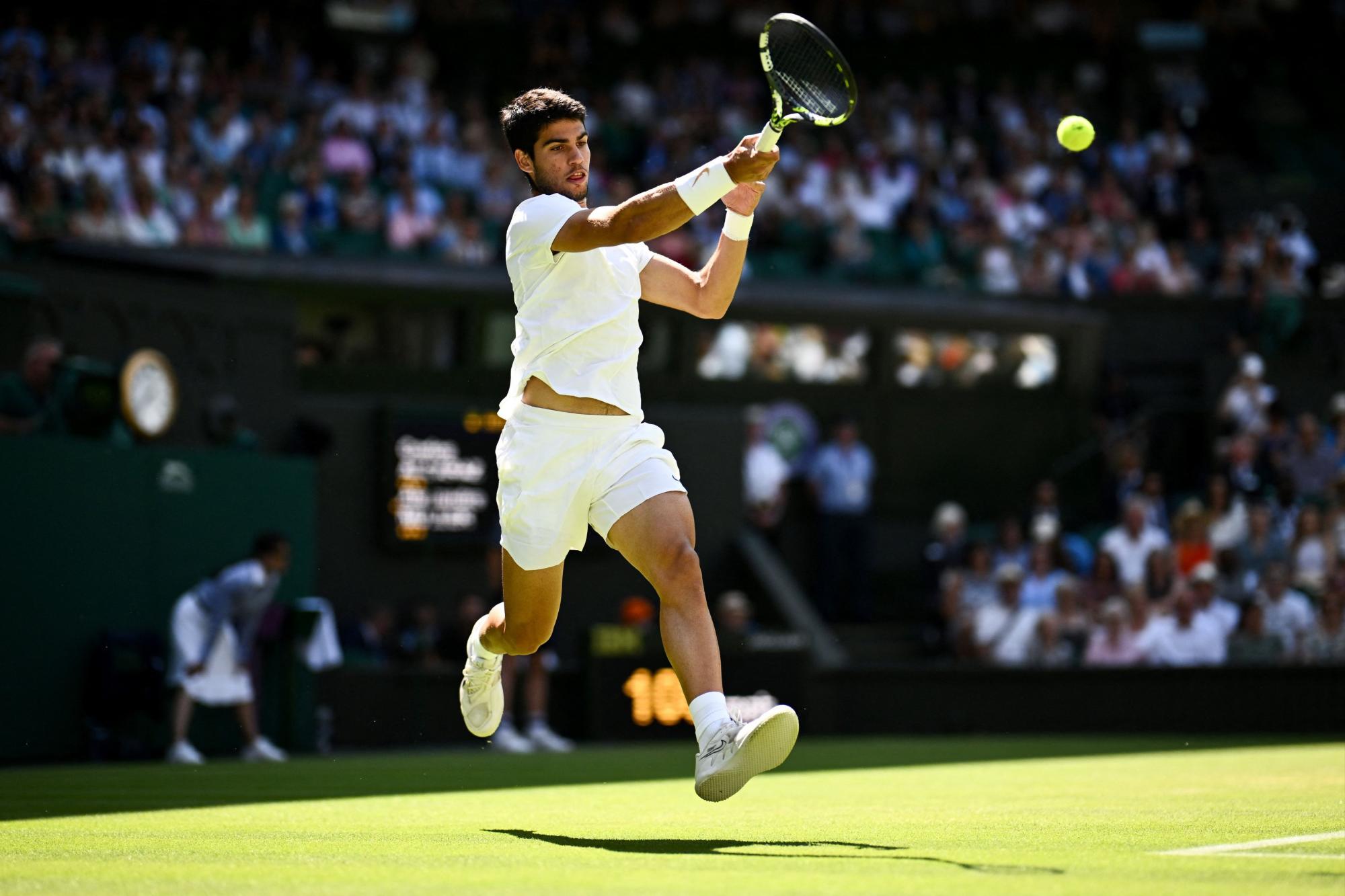 $!Alcaraz supera a Müller en Wimbledon a pesar de sus errores