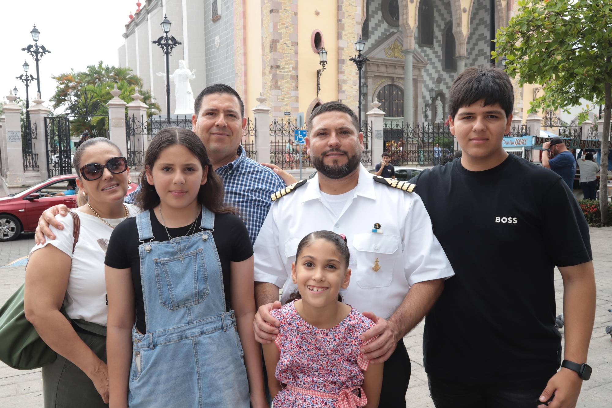 $!Mónica Páez, Rodolfo y Édgar López y Rodolfo López Páez. Al frente las niñas, Sofía y Ana Paula López.