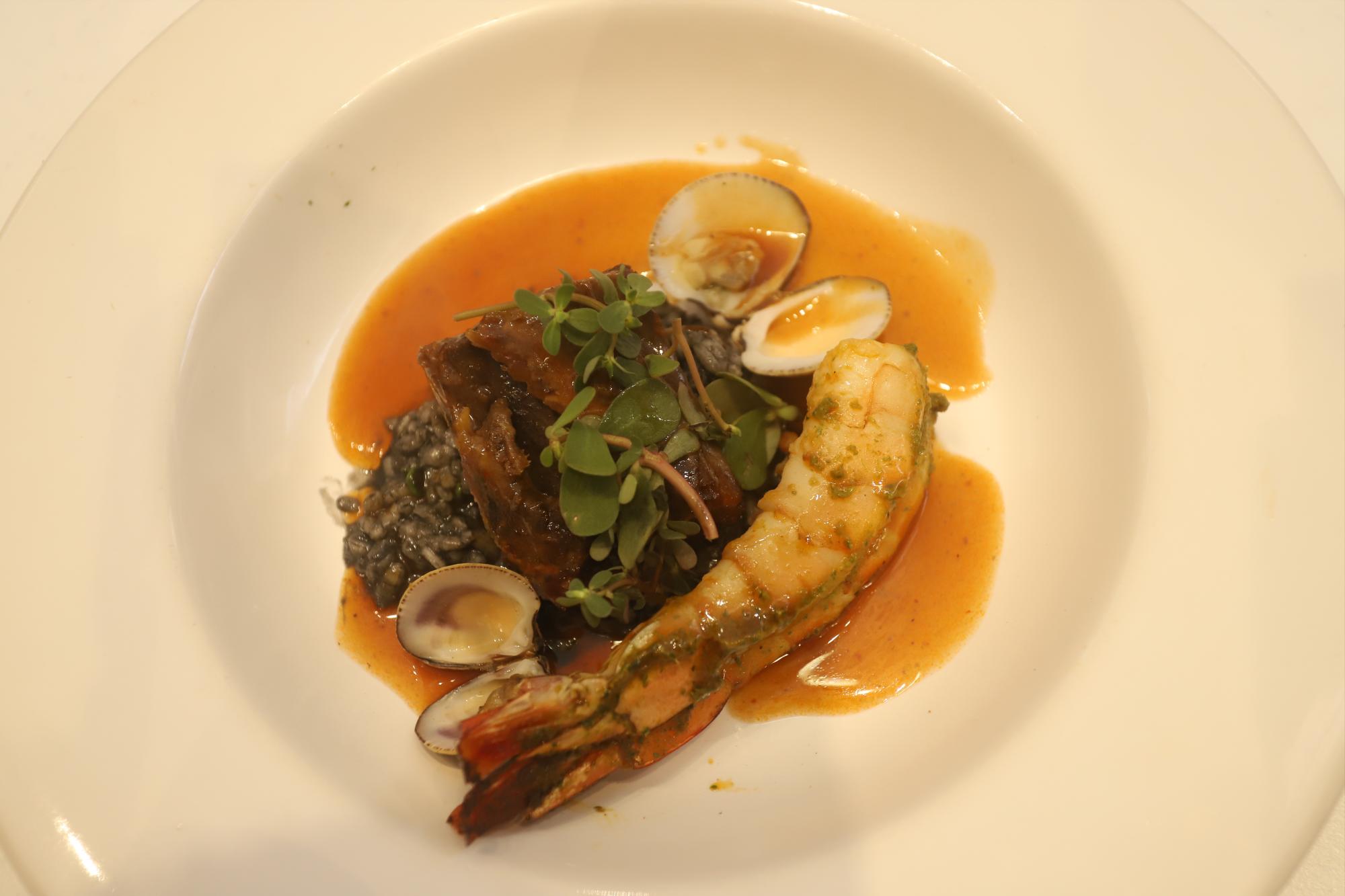 $!El platillo fuerte consistió en terrina de short rib sobre arroz, en tinta de calamar con almeja chirla, camarón ahumado y salsa de ternera, platillo elaborado por los chefs Julián Portugal y Luis Osuna Vidaurri.