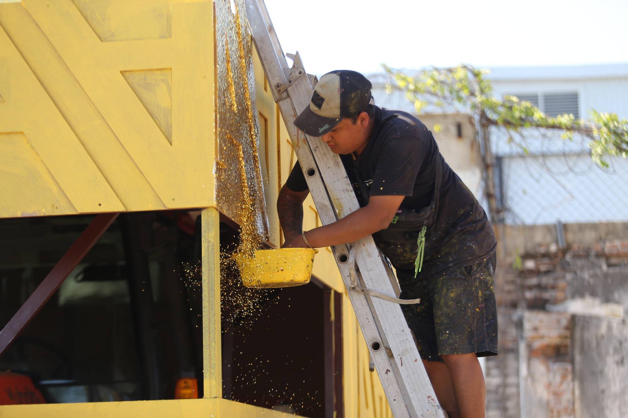 $!Supervisa Alcaldesa de Mazatlán avances en construcción de carrozas reales y carros alegóricos de Carnaval