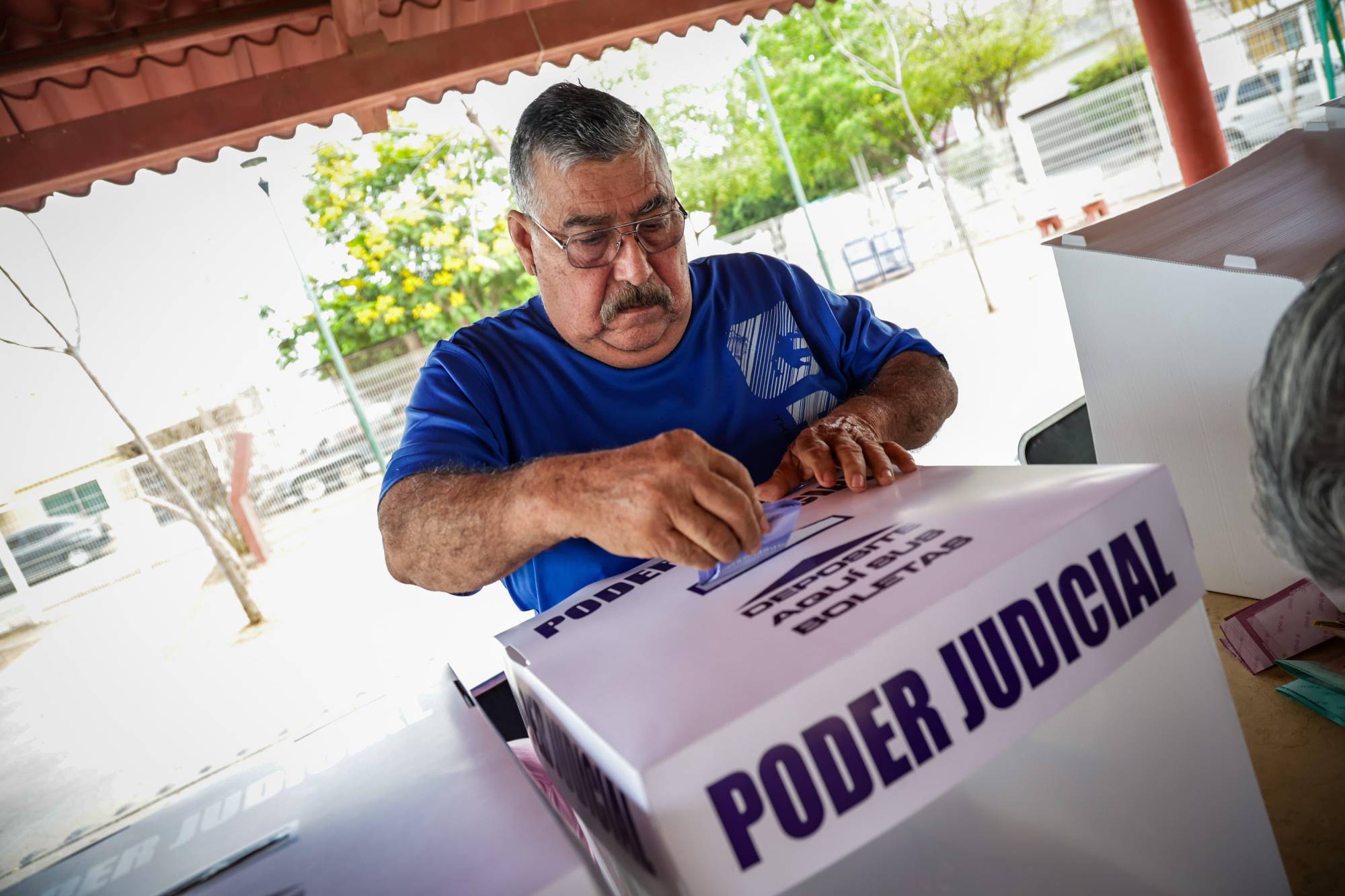 $!‘No está complicado... nomás es grabarse bien los nombres’, dicen votantes en Elección Judicial