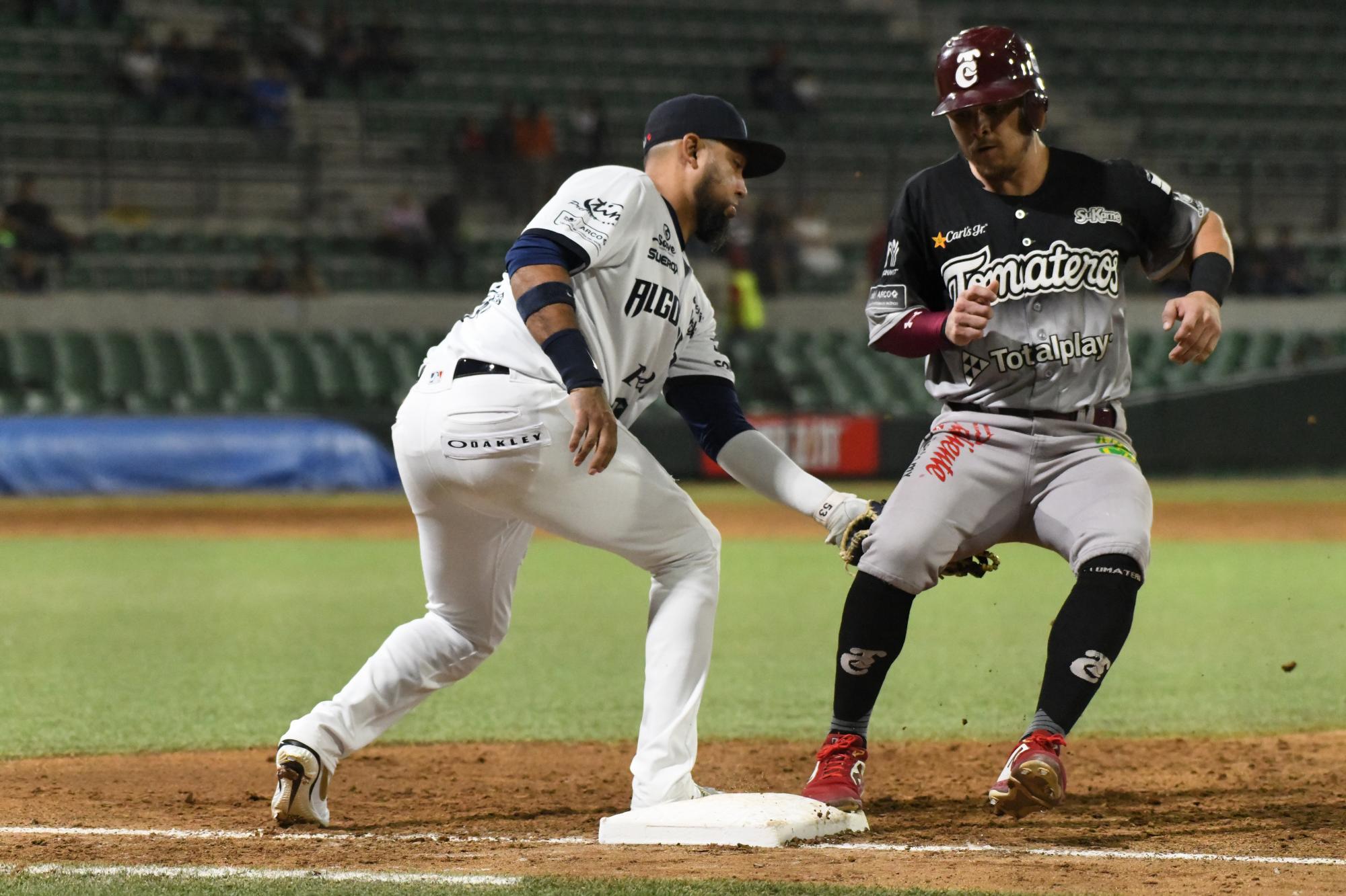$!Tomateros de Culiacán se impone a Algodoneros de Guasave en duelo de toma y daca