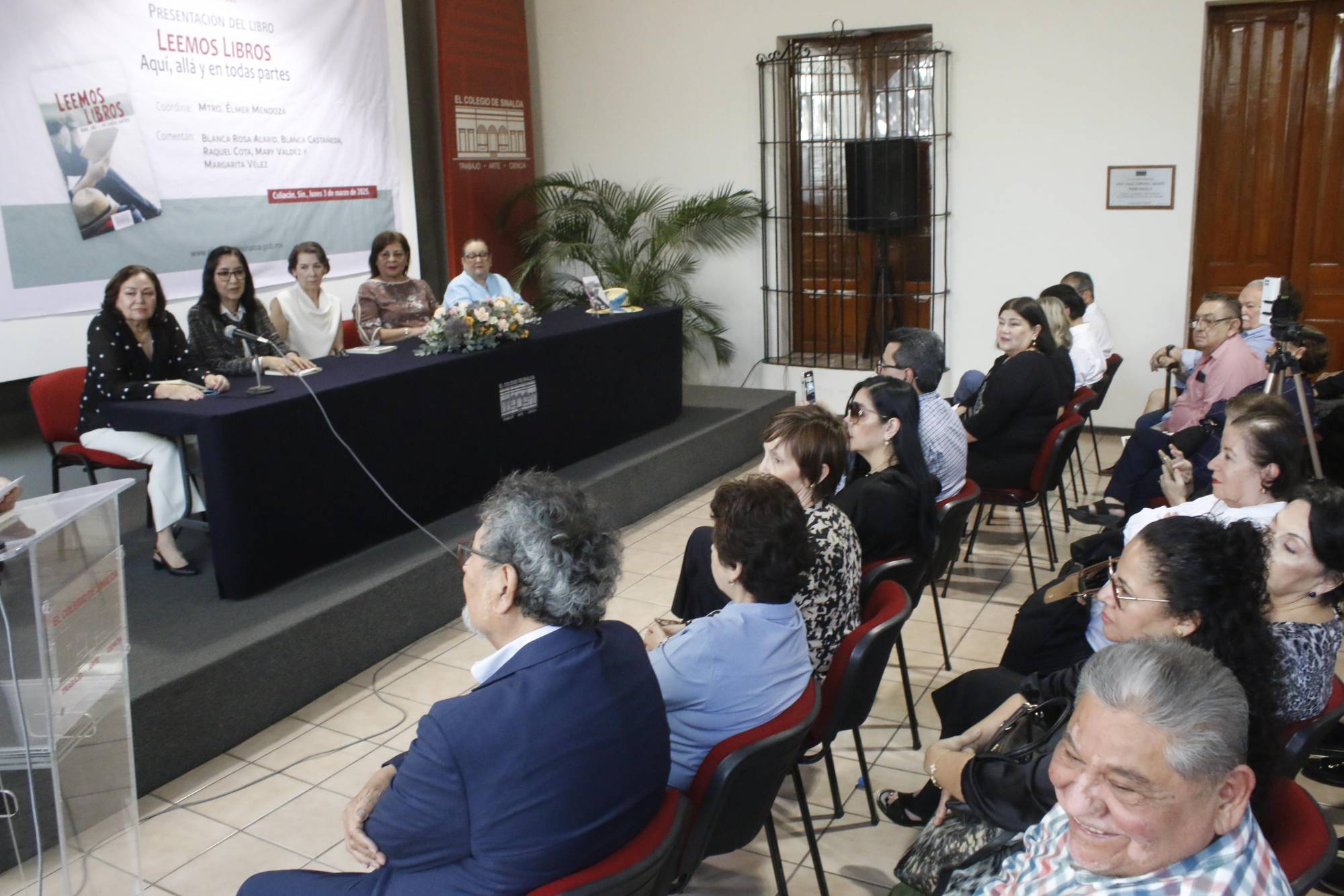 $!El público escuchó atento a las expositoras.
