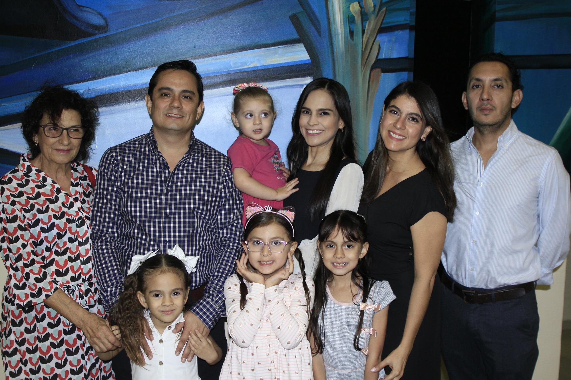 $!La familia Díaz acudió a ver el espectáculo.