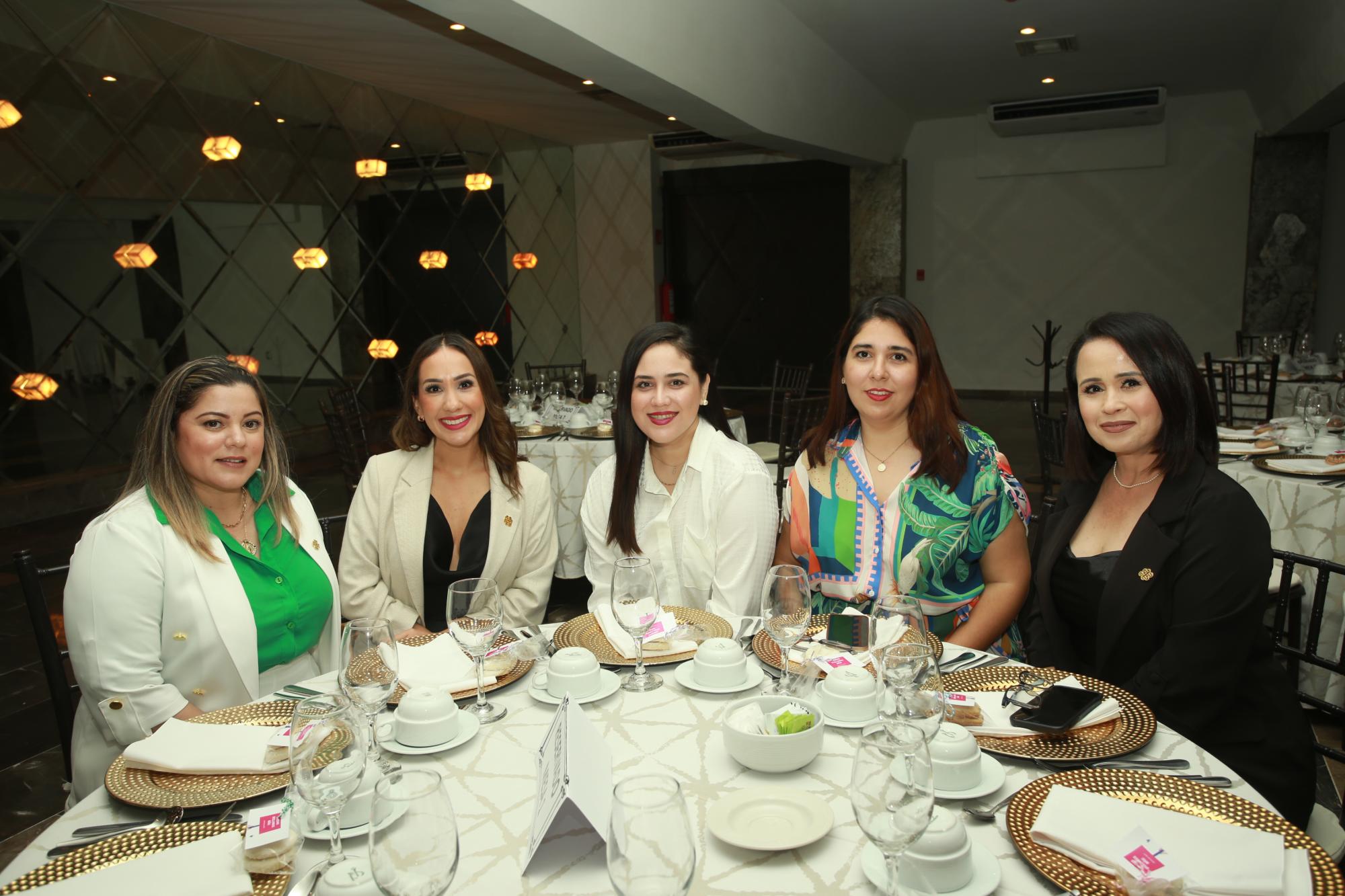 $!Vivianda Espinoza, Rosy López, Esmeralda Valencia, Adriana Seáñez y Claudia Butterfield.