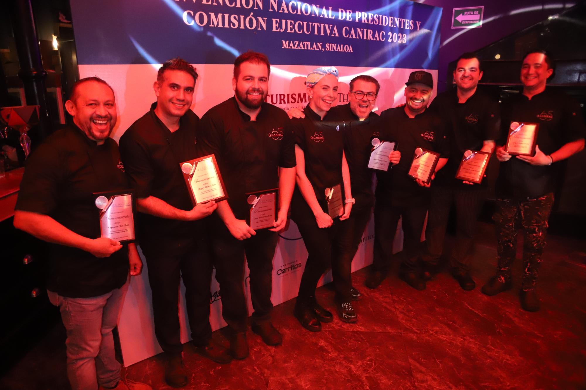 $!Recibieron reconocimiento especial los chefs Napoleón Chin, Miguel Álvarez, Jorge Zorrilla, Andrea Lizárraga, Julián Portugal, Luis Enrique Montes Osuna, Fernando Guajardo y Fernando Hemke.
